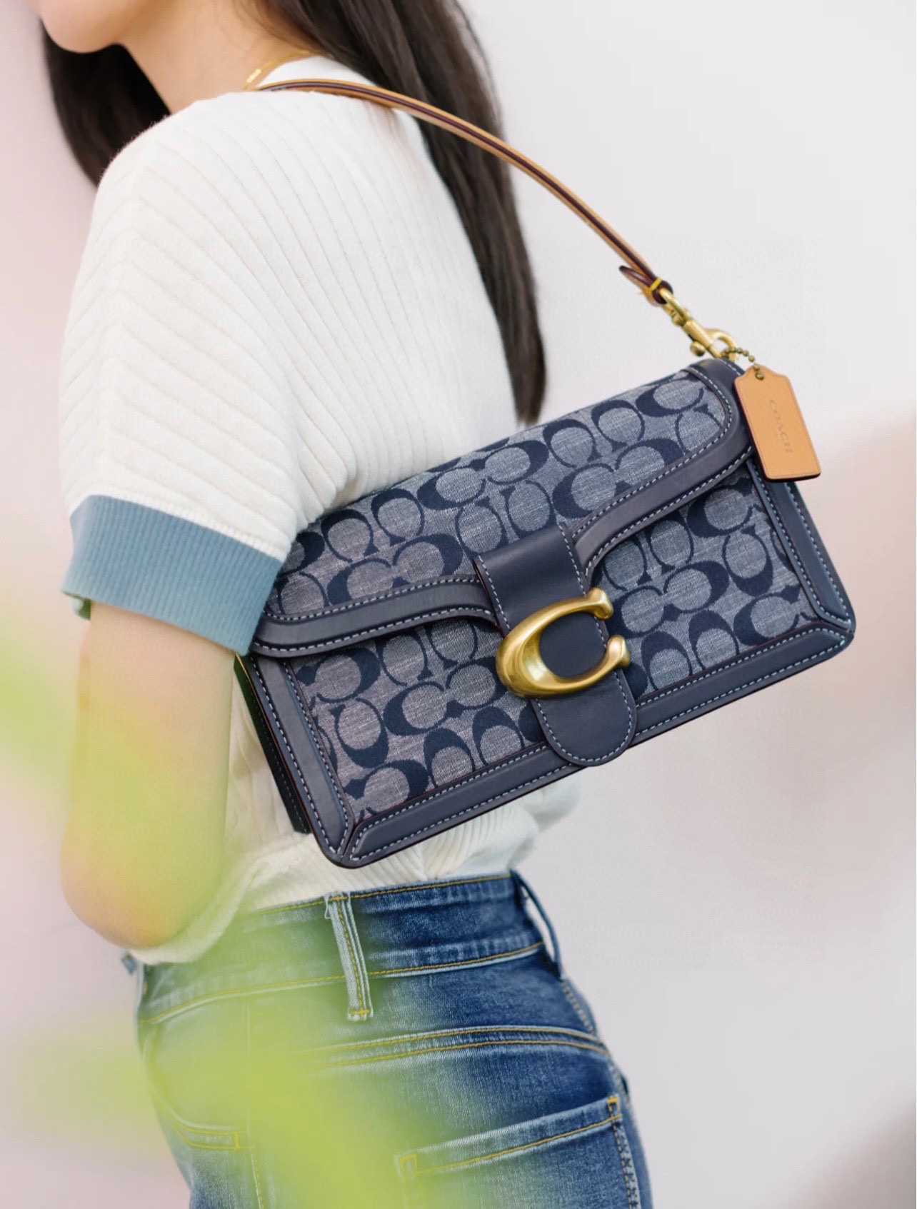 蔻驰Georgie酒神包💰300 独有的午夜蓝,给人以深邃寂静的恬逸感受,Tabby独有的铜色金属“C”扣,满满的复古情怀,配有长肩带可以斜背、腋下背,内饰空间格局清晰,分层容纳,通勤旅行绝佳伴侣。 规格:27*14*7cm