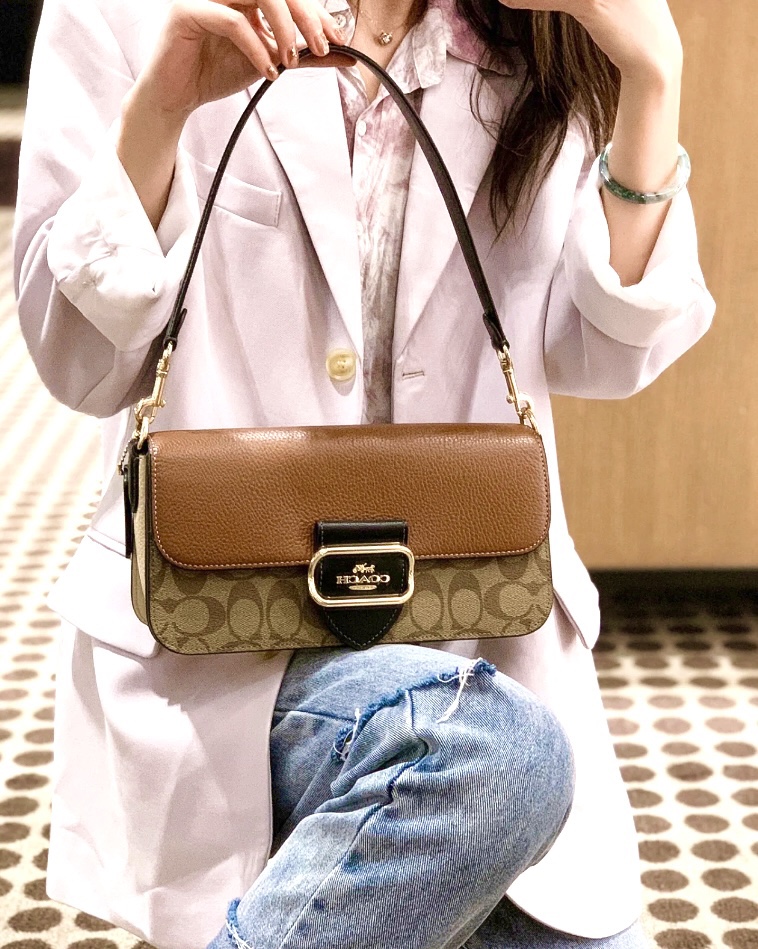 蔻驰morgan法棍包💰260 集多个Family优点于一身的Morgan来了,包型是法棍包型,又集合了酒神包的造型设计,整体非常好看,又很实用,百搭不过时,可以斜挎也可以腋下背,随意切换。 规格:26*14*6.5cm