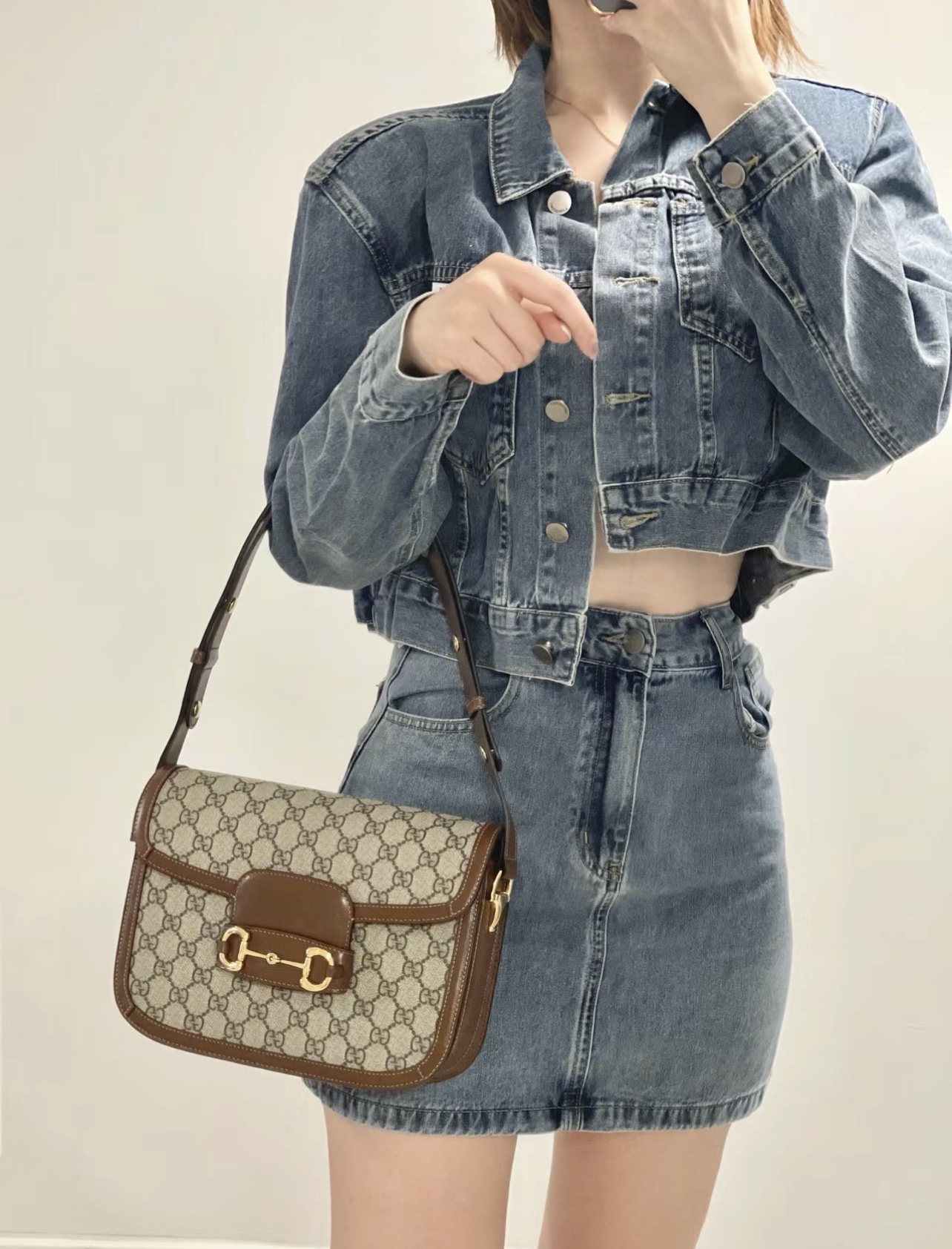 Gucci 1955马鞍包💰340 复古氛围感天花板，采用最经典的翻盖设计，将马鞍包复古风格展现的淋漓尽致，颜值和舒适度兼备，让你的少女心瞬间炸裂，包柜上必备的一款包，大气又百搭，经典中的经典。 规格：25*18*8cm