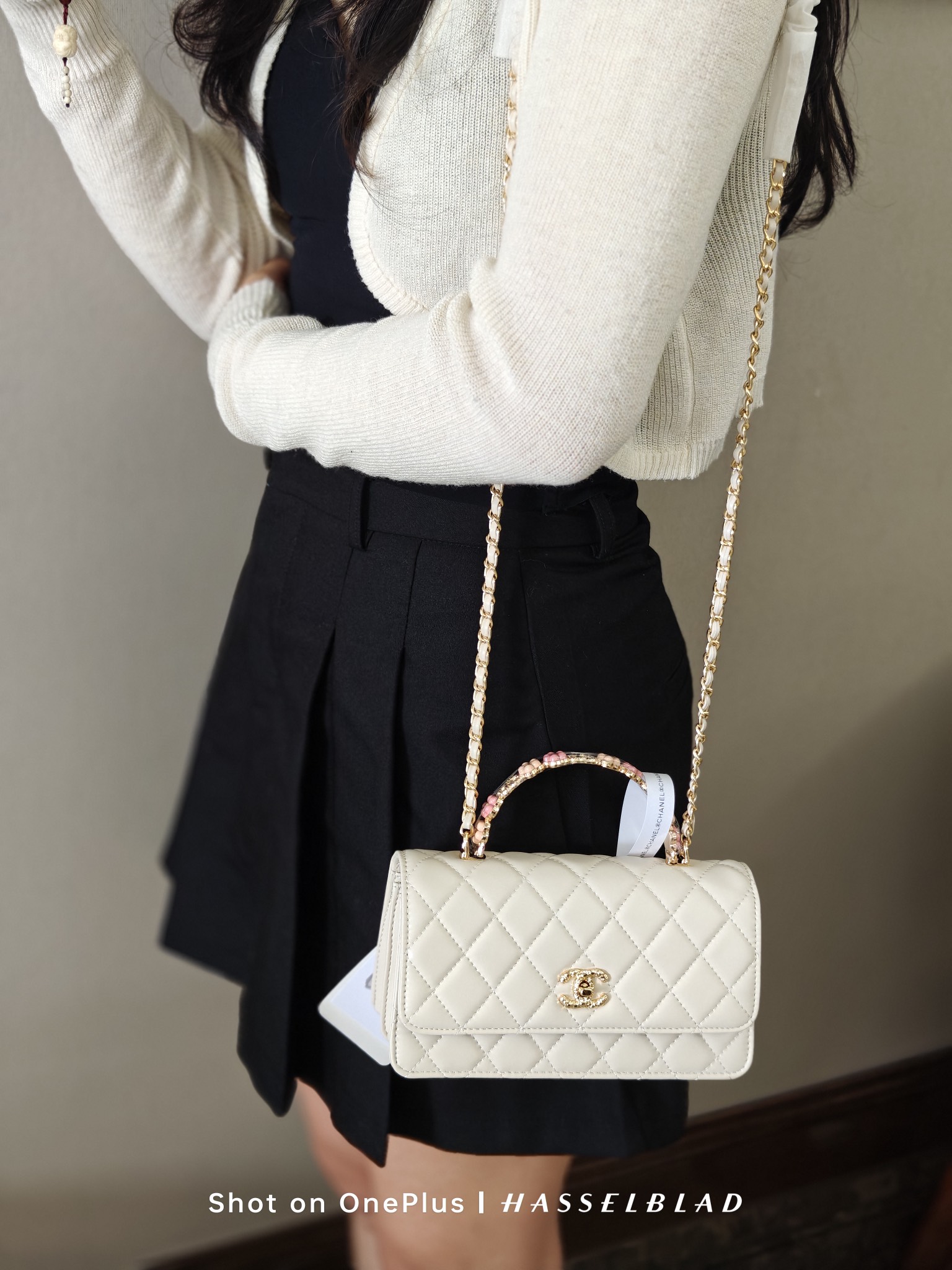 香奈儿23k花朵手柄woc💰280 这季手柄跟以往不一样，珐琅花朵装饰是加分项，精致漂亮，容量一如既往的够用，可以放手机等日常琐碎用品，可以手提、斜挎、优雅知性、高级。 规格：19*10*3.5cm