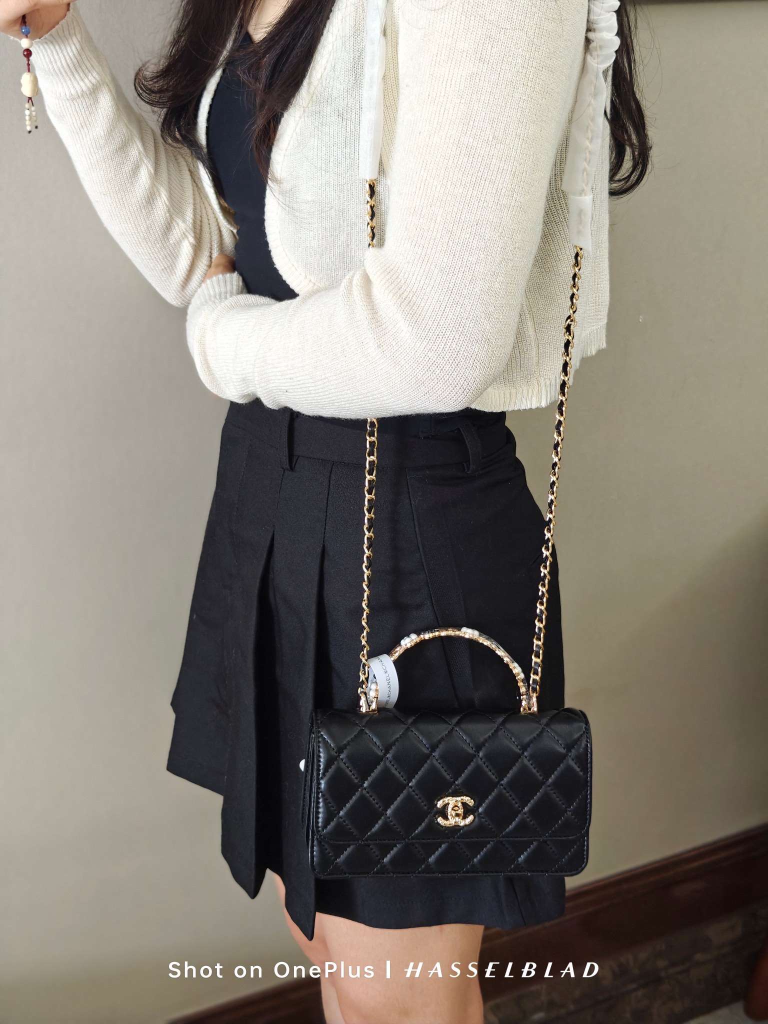 香奈儿23k花朵手柄woc💰280 这季手柄跟以往不一样，珐琅花朵装饰是加分项，精致漂亮，容量一如既往的够用，可以放手机等日常琐碎用品，可以手提、斜挎、优雅知性、高级。 规格：19*10*3.5cm