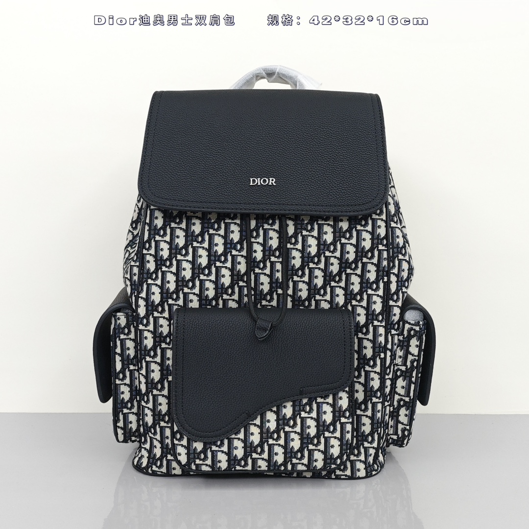 迪奥男士双肩包💰310 这款马鞍双肩背包采用时尚的原创设计,突显马鞍风格,印花提花面料精心制作,正面点缀以“dior’标志,宽敞的设计设有可收纳各种日常用品的隔层,正面翻盖马鞍口袋和两个侧面翻盖口袋便于收纳钱包、钥匙、耳机或手机,实用百搭。 尺寸:42×32×16cm