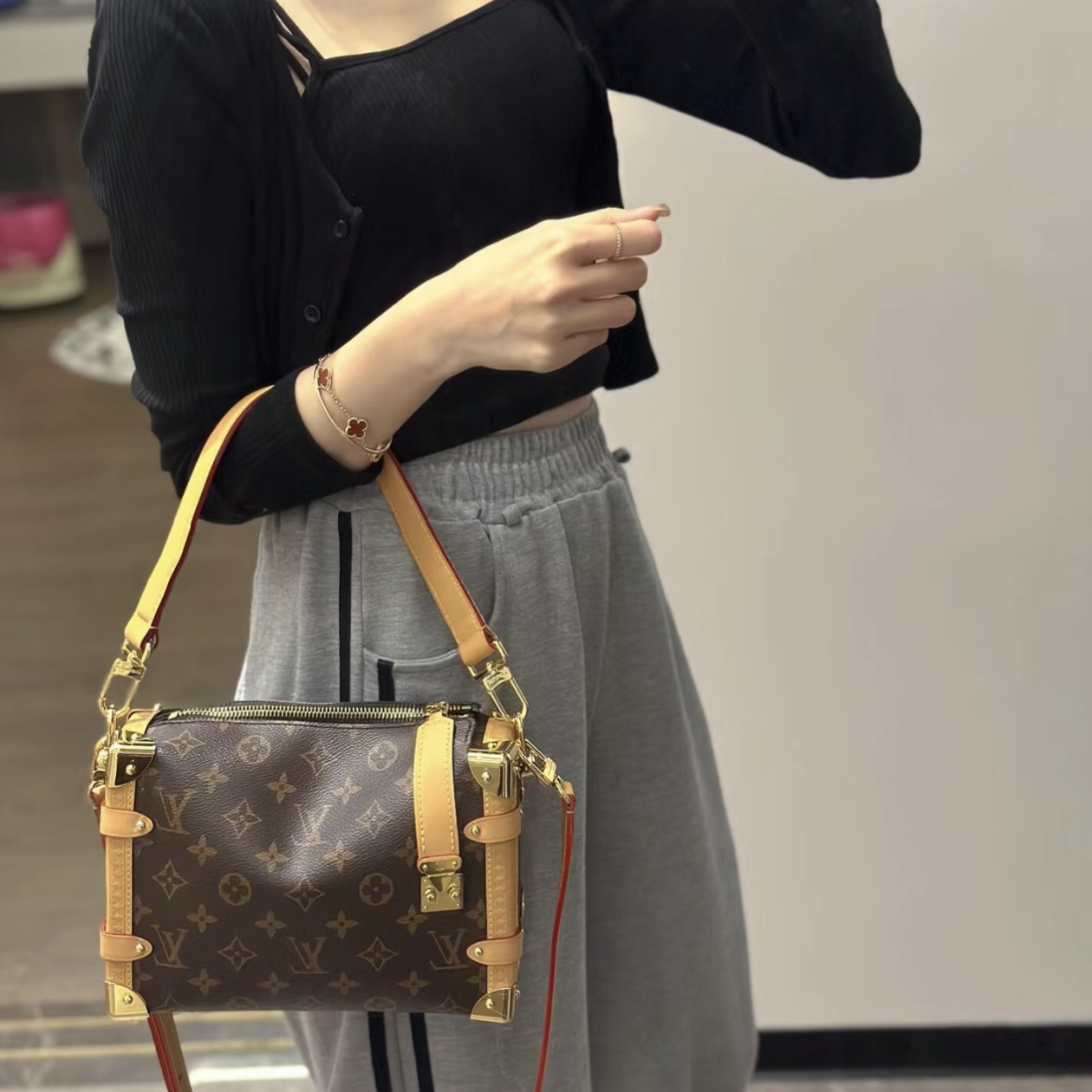 Lv Side Trunk谷爱凌同款 形象感极强的软造型,棱角分明的强势感融合 box形状,经典monogram老花演绎,在纷繁的包界显得格外与众不同,任何场景都是很hold住的,而且还很街头风,容量也很大. 规格:21*14*6cm