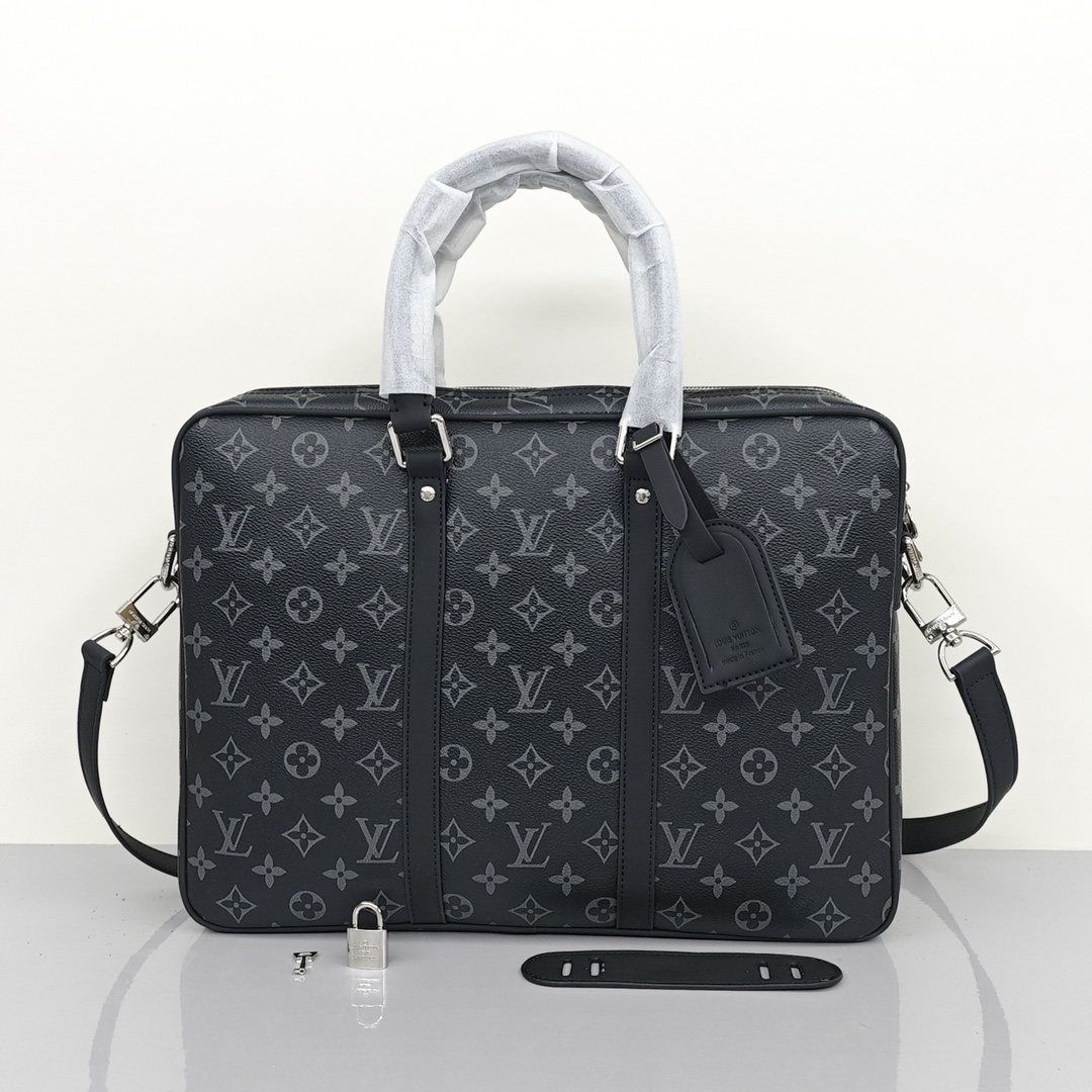 LV男士公文包 采用标志性帆布打造的公文包,堪称路易威登经典设计的现代演绎,轻盈的包身和宽敞的内部设计,是商务人士的绝佳选择,搭配可拆卸背带,可手提可肩背. 规格:38*28*9cm