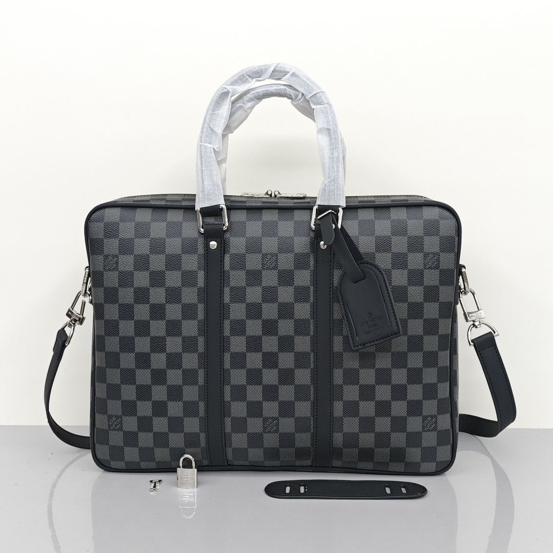 LV男士公文包 采用标志性帆布打造的公文包,堪称路易威登经典设计的现代演绎,轻盈的包身和宽敞的内部设计,是商务人士的绝佳选择,搭配可拆卸背带,可手提可肩背. 规格:38*28*9cm