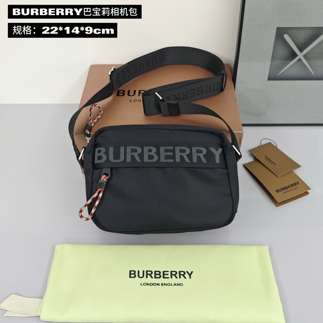巴宝莉相机包💰190 选用尼龙材质打造,装饰提花精纺品牌logo,可调节斜挎肩带,配专柜最新防层袋,对版洗水标,特别轻便实用性极高,内置卡槽。 规格:22*14*9cm