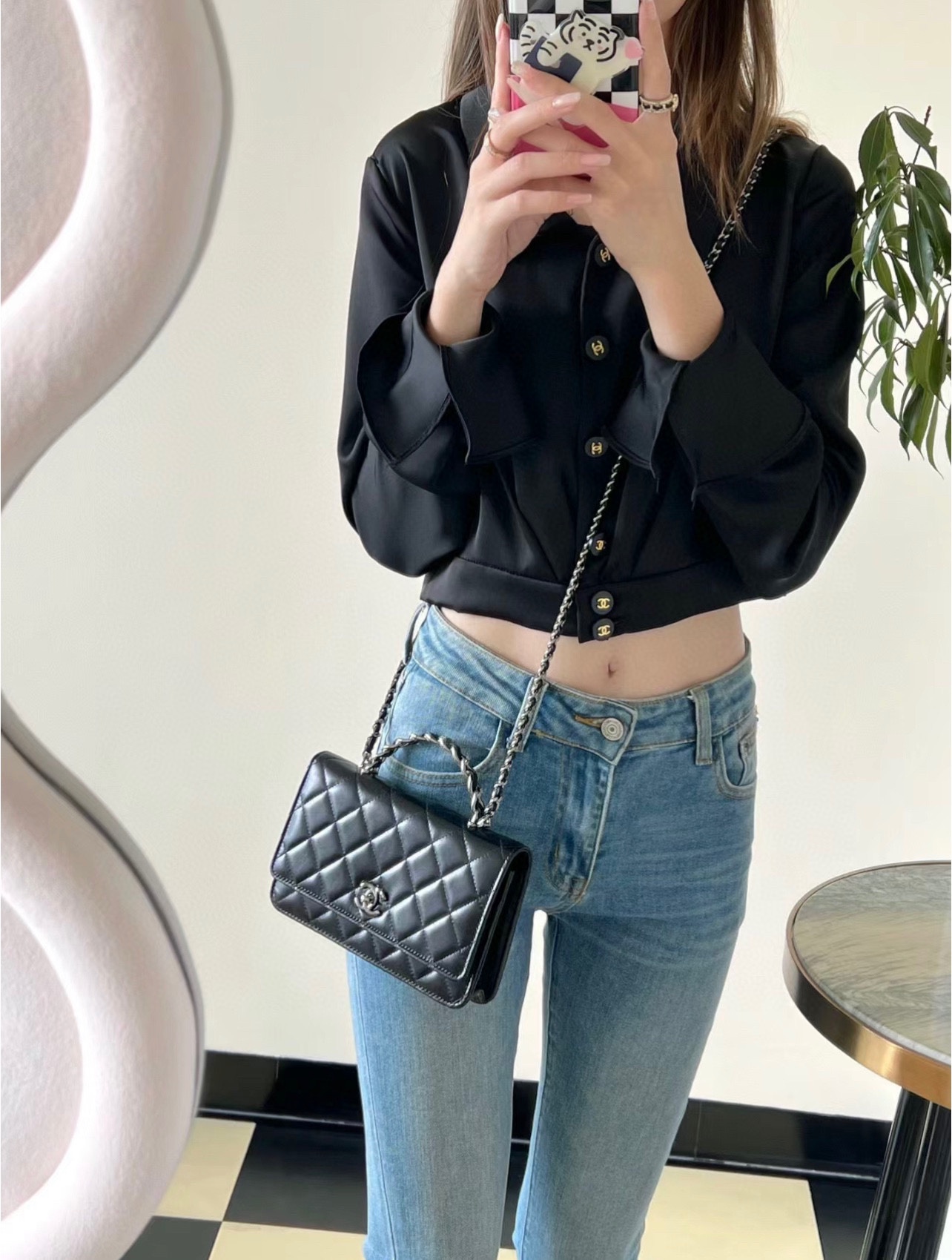 香奈儿23k水钻woc💰280 经典包型＋精致镶嵌小钻石手柄，好看不止是一点，具备优雅的高级气质，可手拎可斜挎。 规格：19*12*3.5cm