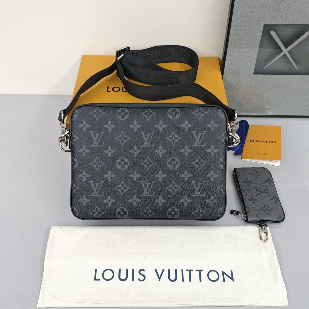 Lv黑武士三合一邮差包💰340 由 Monogram Eclipse 帆布与 Monogram Eclipse Reverse 帆布制成，标志性的同色调灰色图案凸显此多功能拼搭设计品的线条，除具备传统斜跨手袋的功能外，另配可脱卸拉链袋和附于包带上的零钱包。 规格：25*18.5*7cm