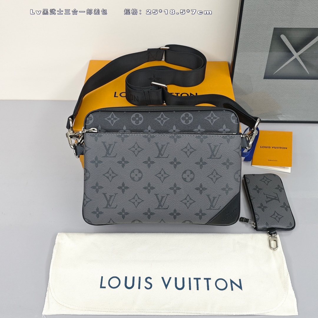 Lv黑武士三合一邮差包💰340 由 Monogram Eclipse 帆布与 Monogram Eclipse Reverse 帆布制成，标志性的同色调灰色图案凸显此多功能拼搭设计品的线条，除具备传统斜跨手袋的功能外，另配可脱卸拉链袋和附于包带上的零钱包。 规格：25*18.5*7cm