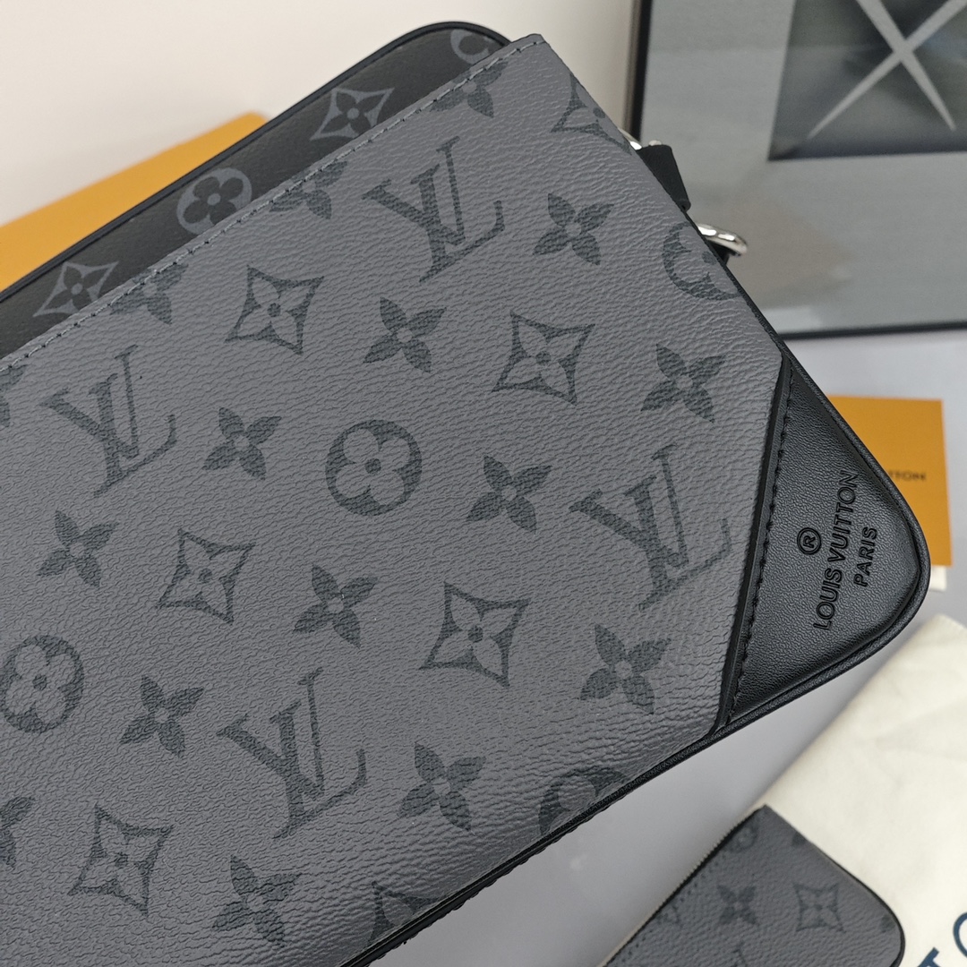 Lv黑武士三合一邮差包💰340 由 Monogram Eclipse 帆布与 Monogram Eclipse Reverse 帆布制成，标志性的同色调灰色图案凸显此多功能拼搭设计品的线条，除具备传统斜跨手袋的功能外，另配可脱卸拉链袋和附于包带上的零钱包。 规格：25*18.5*7cm