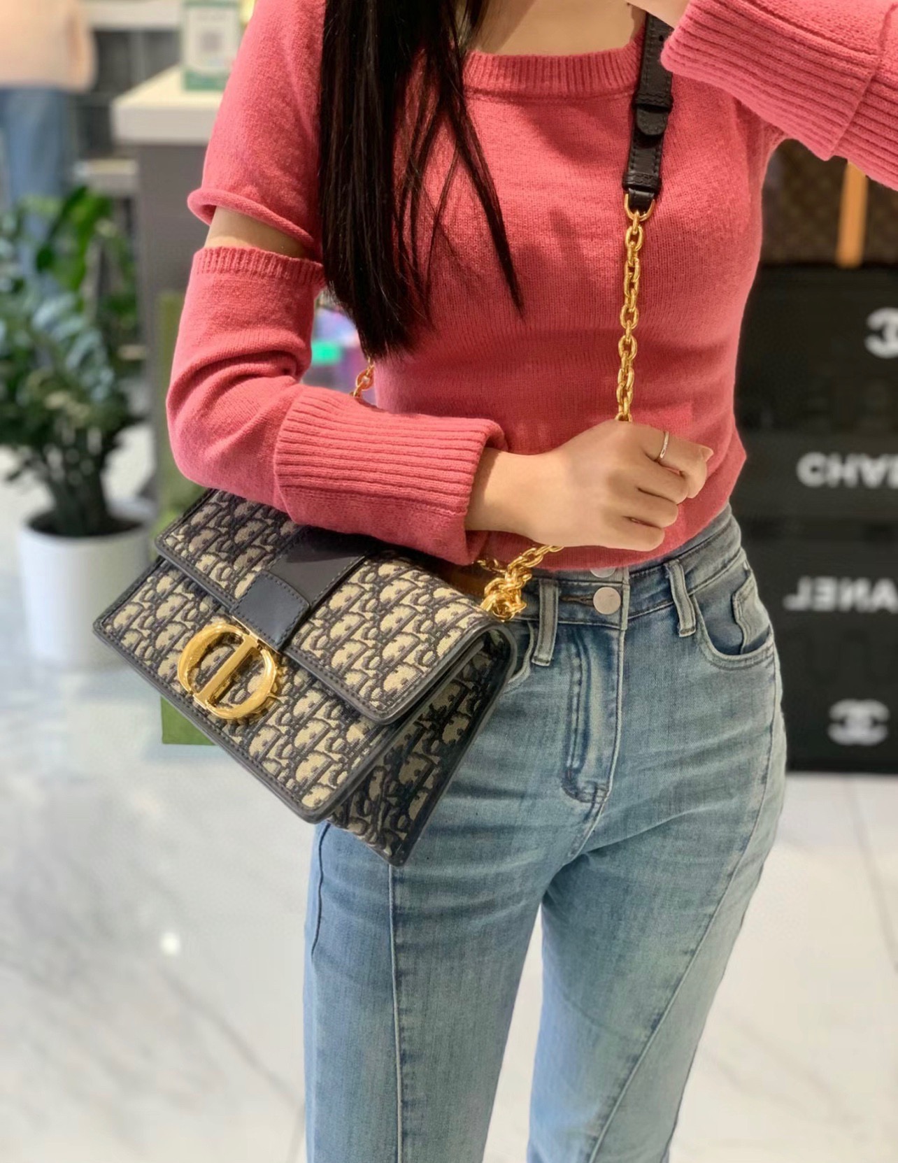 迪奥Dior蒙田包💰260 这款手袋采用 Oblique 印花精心装饰,打造优雅经典的造型,翻盖饰以复古金色饰面金属“CD”扣环,背面“30 Montaigne”压花标志等高雅的细节,突显时尚的设计。 规格:25*16.5* 8cm