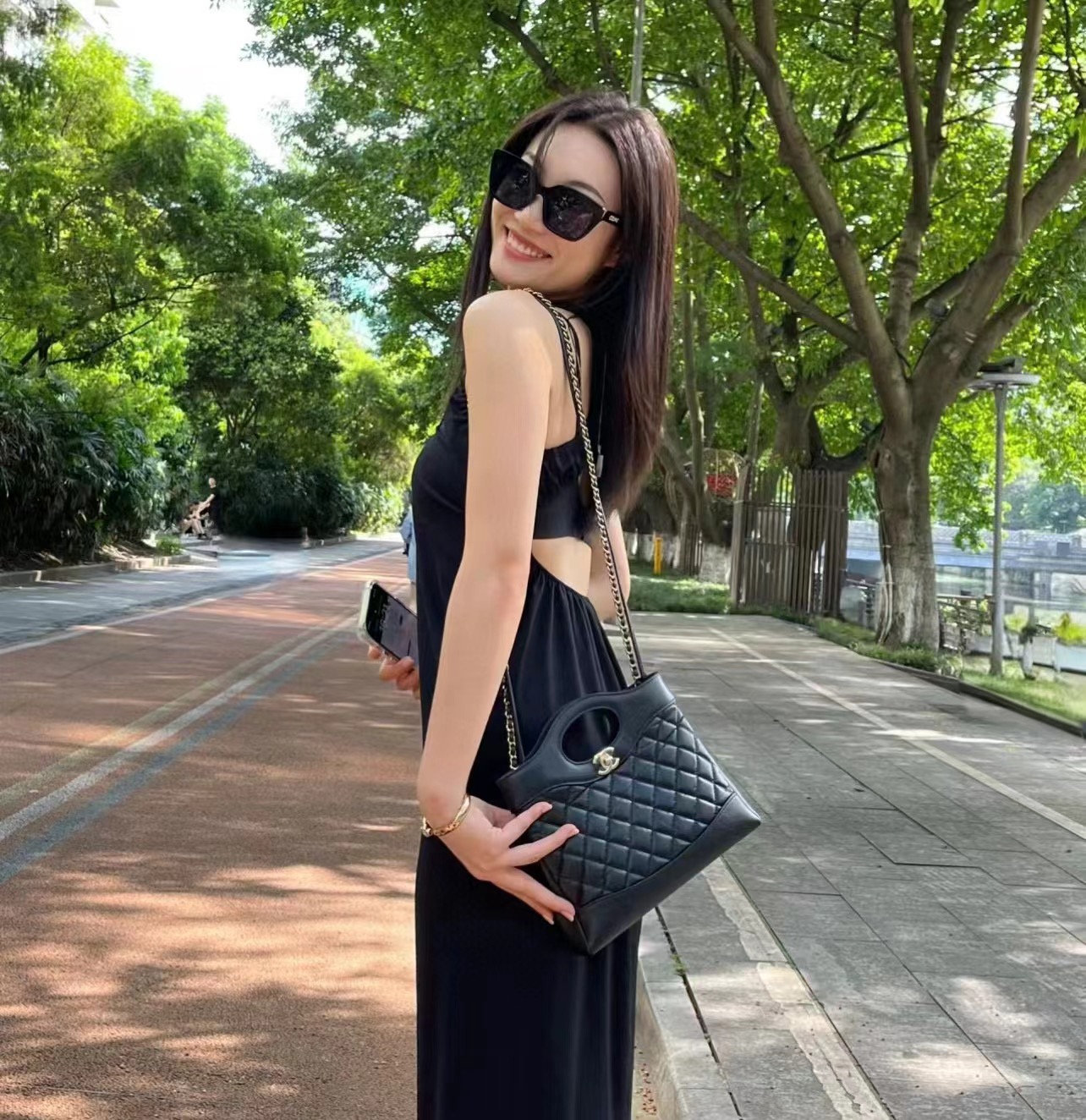香奈儿23A 31bag mini💰280 褶皱牛皮搭配经典黑金，颜傎回头率超高，结合公文手提包及双肩带设计，一包多背，复古简约大气上身不挑人，百搭无限制高级感满满。 规格：23*22*5.5cm