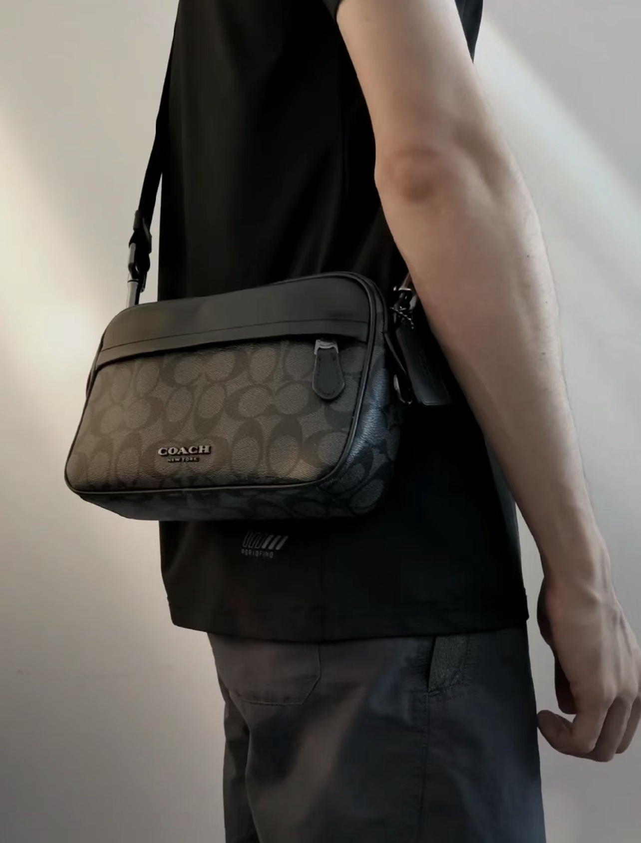 蔻驰男士相机包💰230 尺寸:23×15×7cm 特点:极简的外观设计,充满设计感。 方式:拉链式开合,外部拉链口袋及背部暗袋夹层,内部空间宽裕,配有可拆卸肩带。