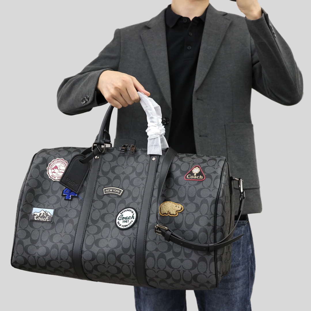 Coach蔻驰旅行袋💰300 旅行包以超大容量,承载满满实用性,精制皮革历久弥新,徽章铭牌加持出型有范,将时尚格调包裹其中,质感拉满,年轻时尚单品。 规格:50*32*24cm
