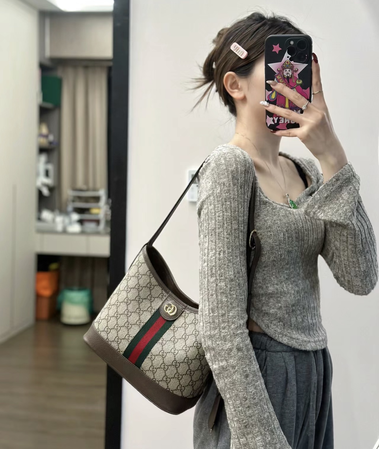 Gucci ophidia水桶包💰280 以别出心裁的设计焕新诠释ophidia 系列，将开口式水桶包与肩背包款式融于一体，采用品牌标志性的米色和乌木色配色gg supreme帆布制成，可调节肩带，容量满足日常需求。 尺寸：23*21*12cm