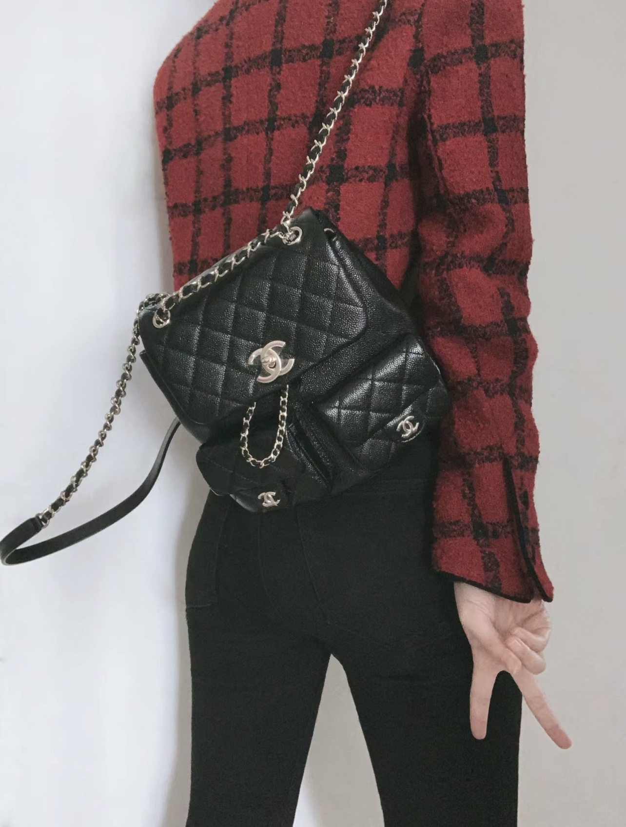 香奈儿Duma双肩包💰300
一款四季皆可百搭的双肩包，一眼种草，搭配香槟金五金，双肩带有调节孔可调节，独特的设计感和满分的实用性，日常通勤收纳轻松装扮，上身小巧可爱，不论双肩单肩手提都好看。 
尺寸：22*21*18cm