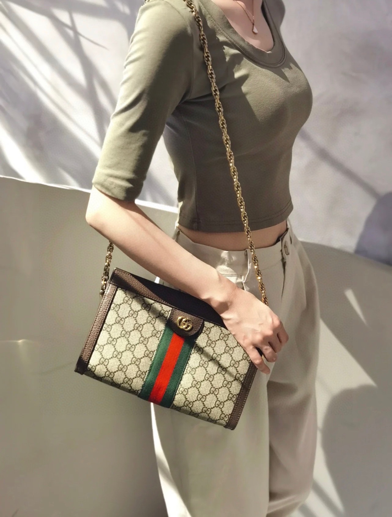 Gucci Ophidia链条包💰280 采用GGsupreme高级人造帆布，复古又经典，构造简约加上经典双G印花搭配，标志性条纹织带，原版五金链条，斜挎手拿随时转换，深受好评百搭。 规格：26*17.5*8cm