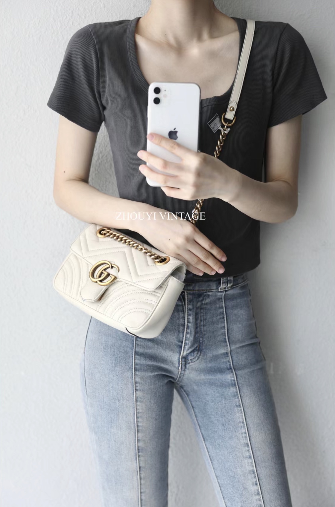 Gucci马蒙链条包💰300 作为古奇宠儿精选手袋的一员，GG marmont系列以其标志性的绗缝皮革和双G字母交织配件而备受推崇，经典材质融入竖版和斜纹圈案，打造别具风情的几何风格设计。 规格：22*13*6cm