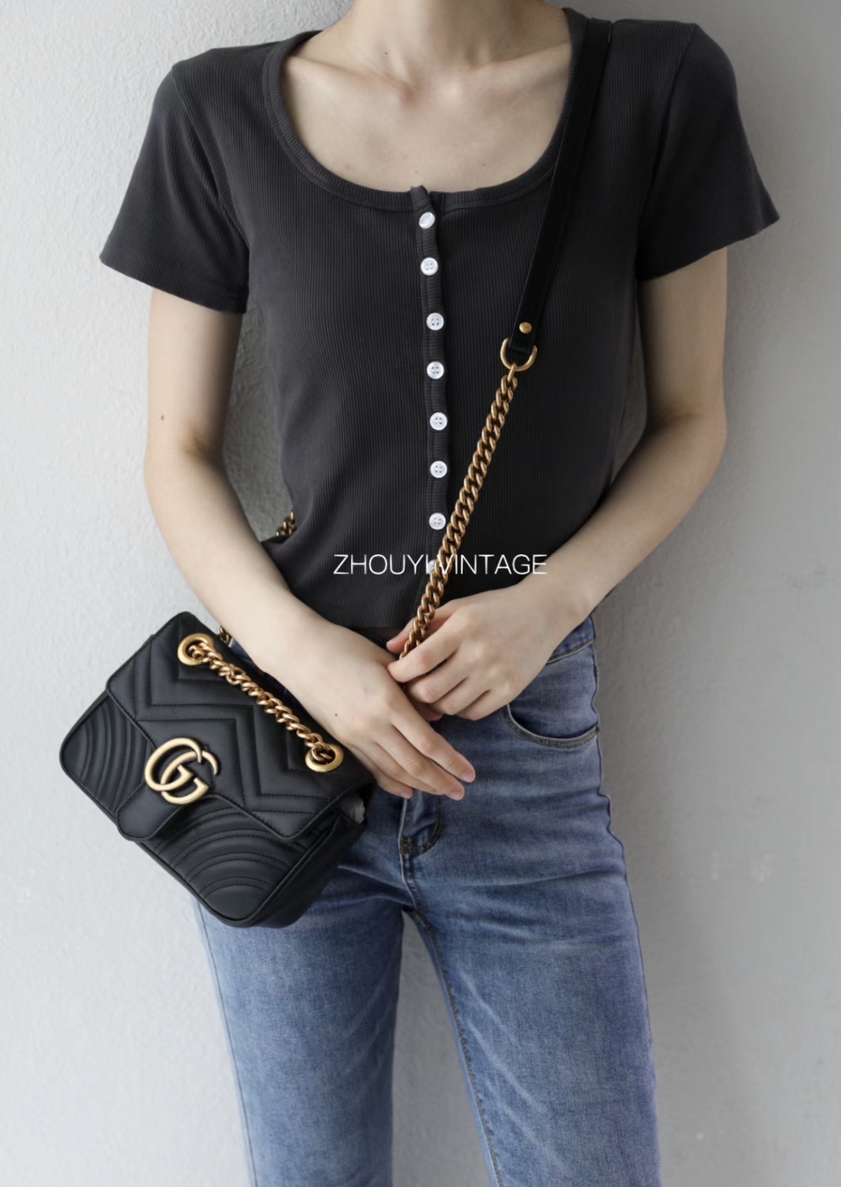 Gucci马蒙链条包💰300 作为古奇宠儿精选手袋的一员，GG marmont系列以其标志性的绗缝皮革和双G字母交织配件而备受推崇，经典材质融入竖版和斜纹圈案，打造别具风情的几何风格设计。 规格：22*13*6cm