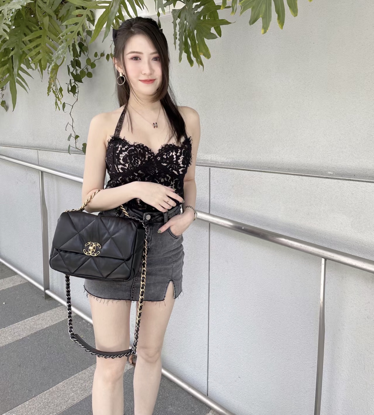 香奈儿19bag口盖包💰240 柔软的包身，加大的菱格纹，还有加粗的双金属链条，有一种潇洒率性劲儿，也因此受到好多女孩的喜爱，容量大又轻盈，各种百搭。 规格：25*18*9cm
