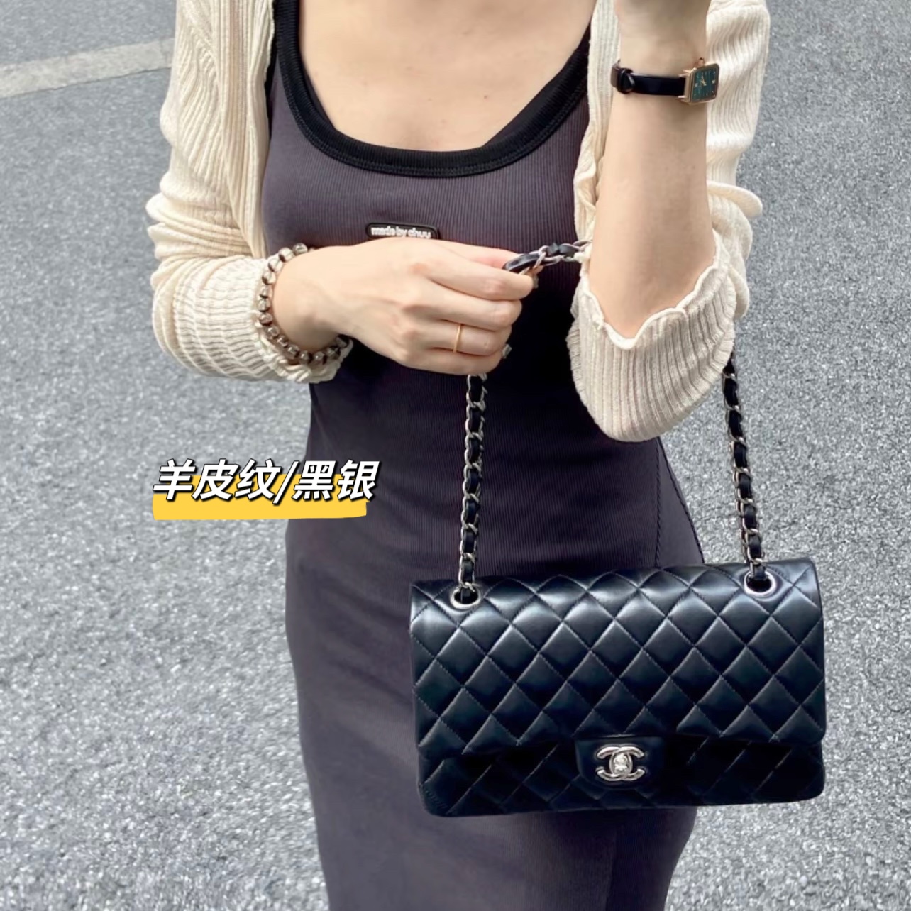 香奈儿CF链条包💰300 （羊皮纹/黑银） 高贵典雅气质，菱格美貌百搭不挑人，精致五金，单肩/斜挎/使用超级方便，出镜率高，无论您是逛街，还是参加各种大party，出席晚宴都必不可少。 规格：25*15*6.5cm