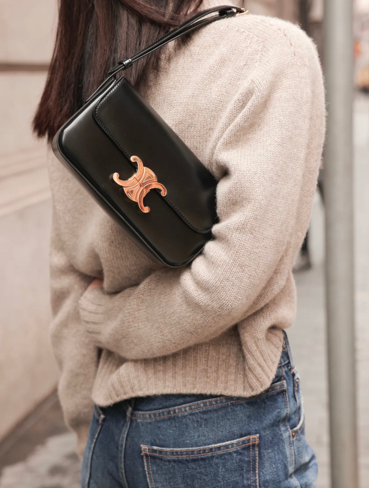 Celine赛琳凯旋门腋下包💰210
最流行的腋下包款式,亮泽牛皮革,长方形轮廓,简洁的外形没有任何多余的设计,复古感十足,搭配什么造型都可以。
规格:20*10*4cm