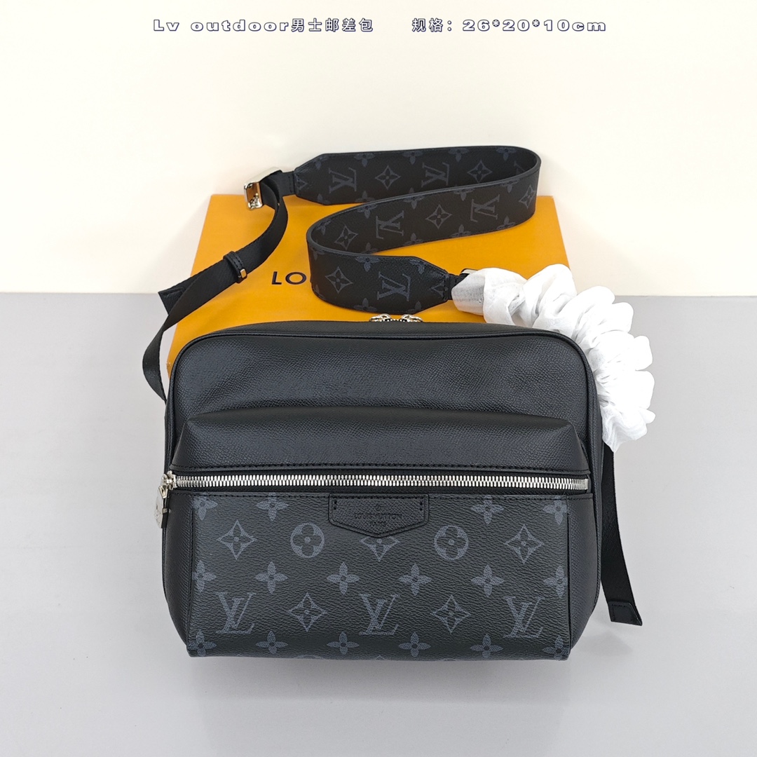 Lv Outdoor男士邮差包💰310 尽显年轻运动风范,相机包的样式让包包更加正式,更适合通勤,正面的银色拉链与金属件绘上精致细节,可调节肩带打造轻松背携体验。 规格:26*20*10cm