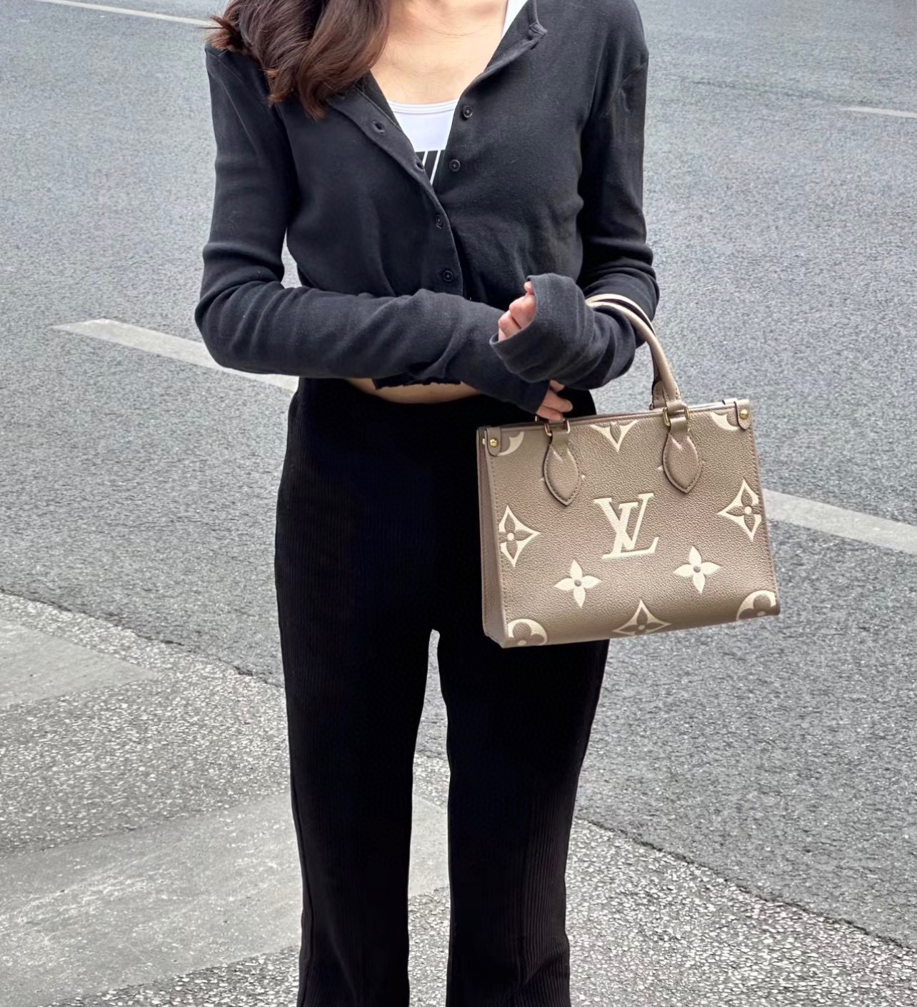 Lv onthego托特大象灰💰320 向1968年的经典 sac plat手袋汲取灵感,以压印 giant monogram 图案的 monogram empreinte 皮革成就缩微版本,可收纳 ipad等日常所需,灵活手柄和可调节肩带丰富背携选择。 规格:25*19*11.5cm