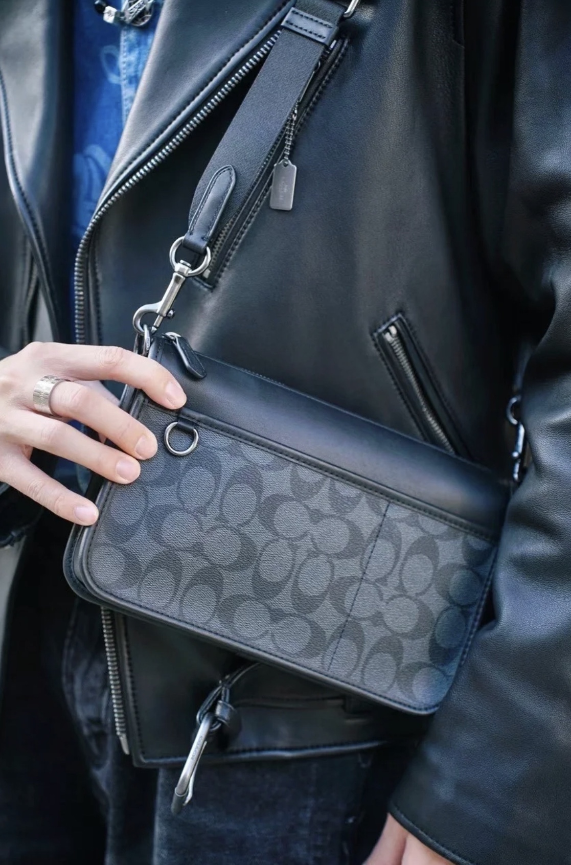 蔻驰多功能三合一斜挎包💰260 标志性的Signature C印花,帅气十足,很多男生其实需要的就是这样一款不张扬,容量刚刚好的包包,这款包容量适中,能装下日常物品,配的小包才是灵魂,可以放置蓝牙耳机,包型有质感显年轻亦时尚。 规格:25*16*5cm