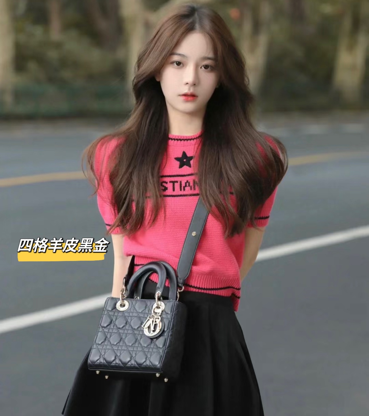 迪奥戴妃包💰300(中号) 以标志性的藤格纹针脚包覆,彰显精良的缝制工艺,饰以同色调的标志性“d.i.o.r.”吊饰,为经典的轮廓增添,肩带上加入同色调的符号徽章,点缀日常或晚宴造型,彰显鲜明个性。 规格:20*16.5*8cm