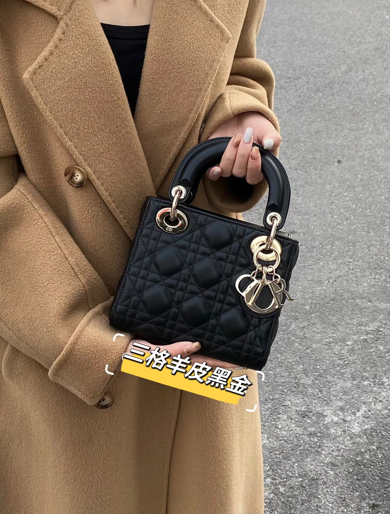 Dior迪奥戴妃包💰300 规格:17*15*7cm(小号羊皮黑金) 这款lady手袋体现了对精致和美丽的深刻洞见,饰以藤格纹缉面线,标志性版型搭配吊饰提升格调,迷你造型,可收纳各种小件随身物品,是晚装造型的理想良伴。