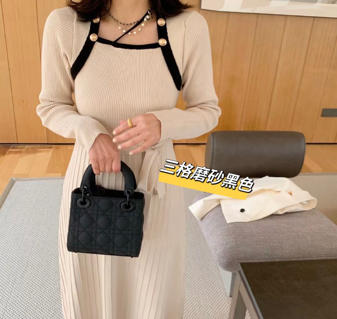 Dior迪奥戴妃包💰300 规格:17*15*7cm(小号磨砂黑色) 这款lady手袋体现了对精致和美丽的深刻洞见,饰以藤格纹缉面线,标志性版型搭配吊饰提升格调,迷你造型,可收纳各种小件随身物品,是晚装造型的理想良伴。