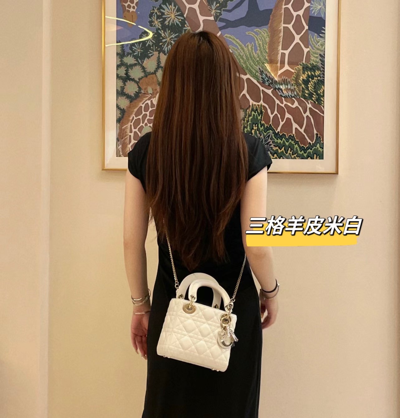 Dior迪奥戴妃包💰300 规格:17*15*7cm(小号羊皮米白) 这款lady手袋体现了对精致和美丽的深刻洞见,饰以藤格纹缉面线,标志性版型搭配吊饰提升格调,迷你造型,可收纳各种小件随身物品,是晚装造型的理想良伴。