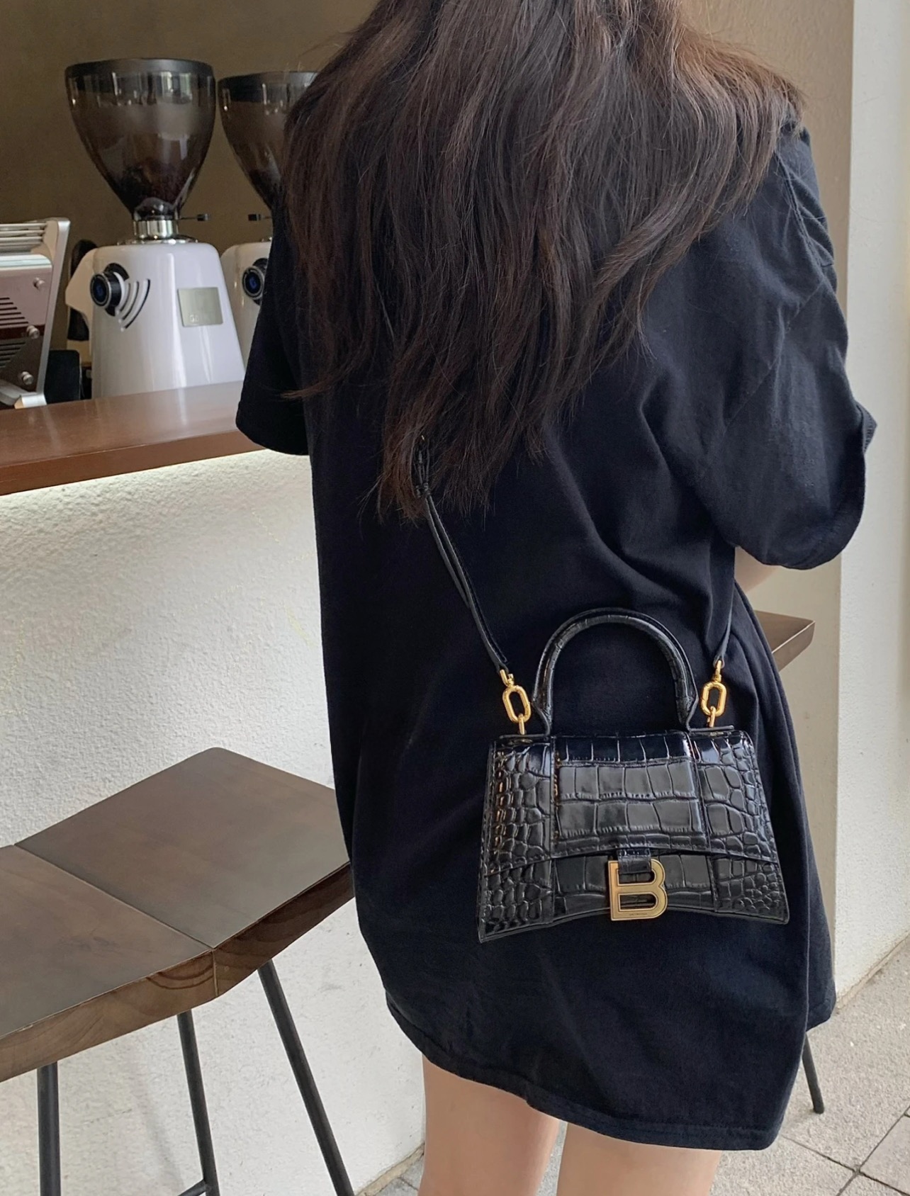 巴黎世家沙漏包 独特的标志性弧线形状造型,底部设置一个圆润光滑的拱形弧线,造型别致的同时还能避免包底被刮擦磨损,外观呈现一轮半月状,金属B形拉环垂坠在光面平整的表面上,牛皮质感非常有腔调. 规格:19*13*8cm