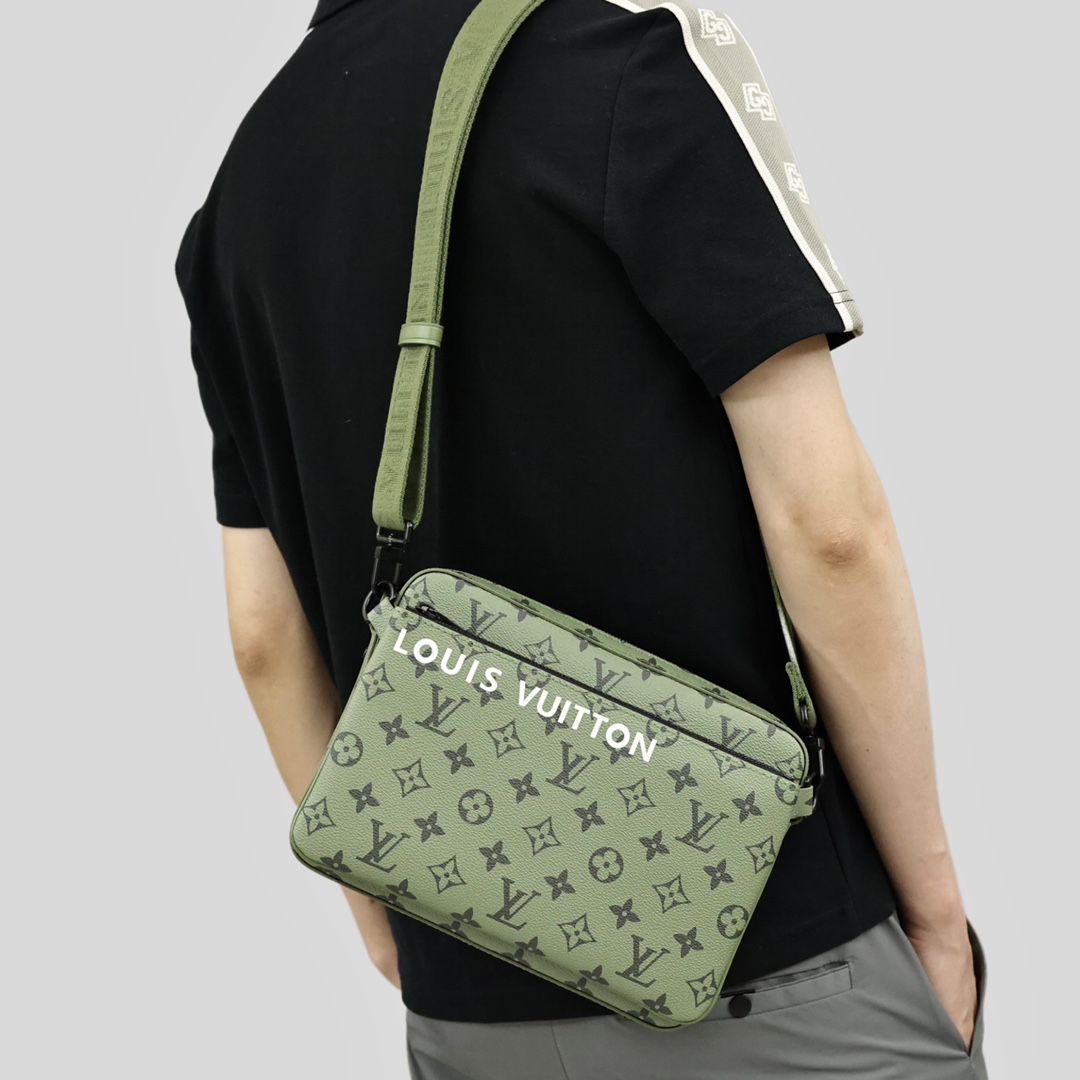 (新品)Lv Trio三合一邮差包 标志性monogram涂层帆布塑就三合设计,配备可拆卸零钱包、主隔层与可取下单独使用的可脱卸拉链前袋,零钱包固定于可拆卸并调节的织物肩带. 规格:25*18.5*7cm