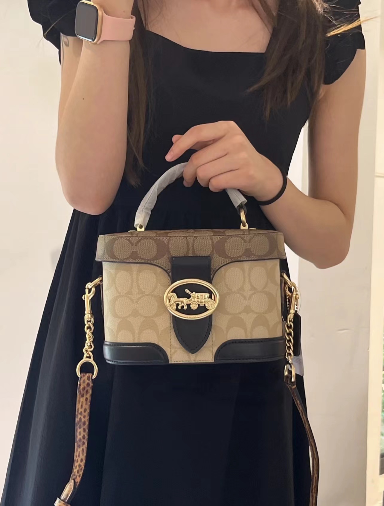 Coach蔻驰化妆盒子包💰280 借鉴历史悠久的 Cannes 化妆箱造型,以此款半硬质手袋重现昔日经典的魅力,充满蔻家传统特色的外观设计,十分雅致,配有顶部手柄和可脱卸肩带,能装又百搭,无论是中性 青春 活泼的风格都能搭。 规格:20*13*10cm