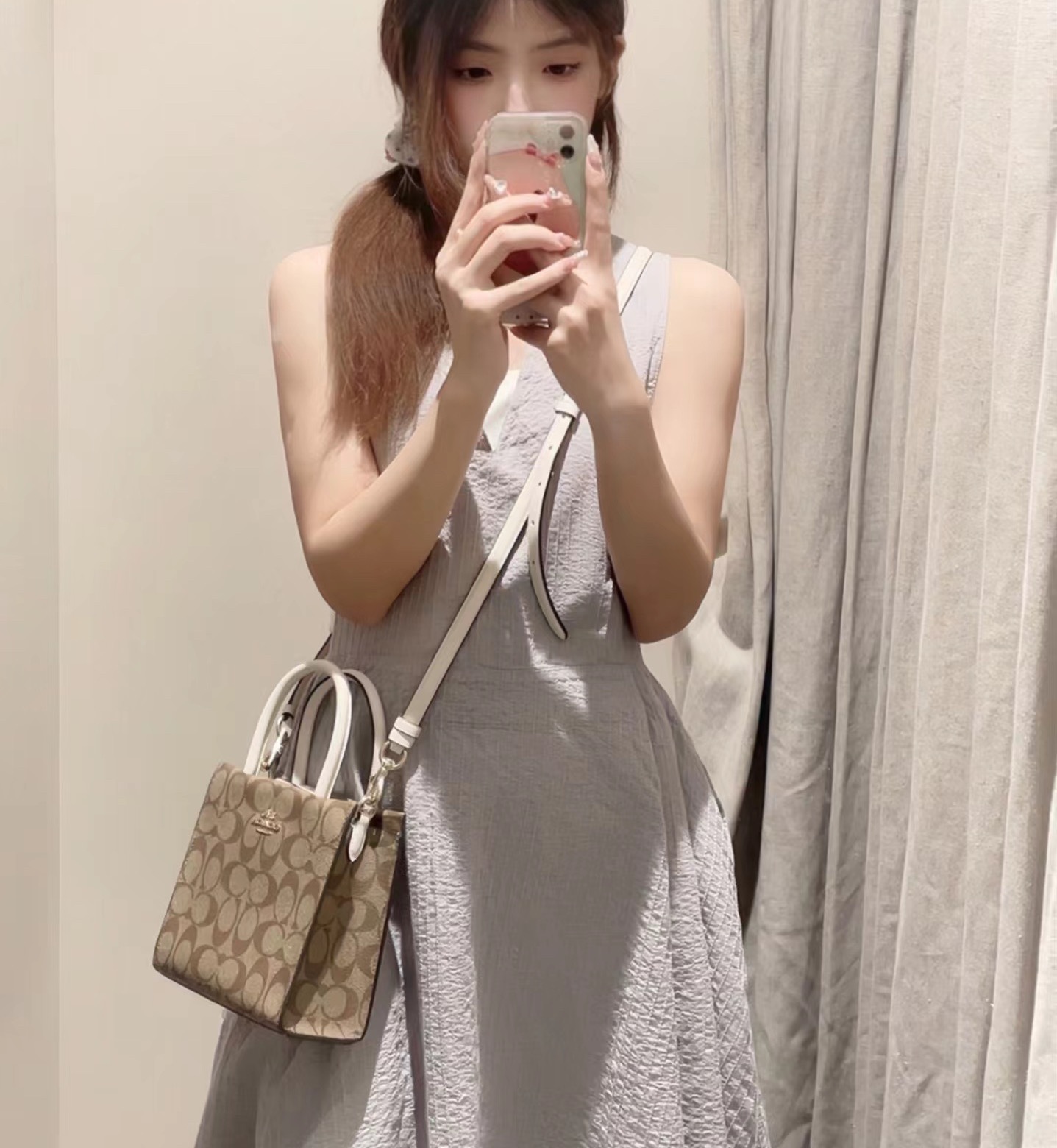 Coach蔻驰Carry琴谱包💰220 竖版版型设计,手提稳重大方,斜挎俏皮灵动,小包包大容量,可放手机充电宝等随身物品,真的超级值得推荐。 规格:17*16*8cm