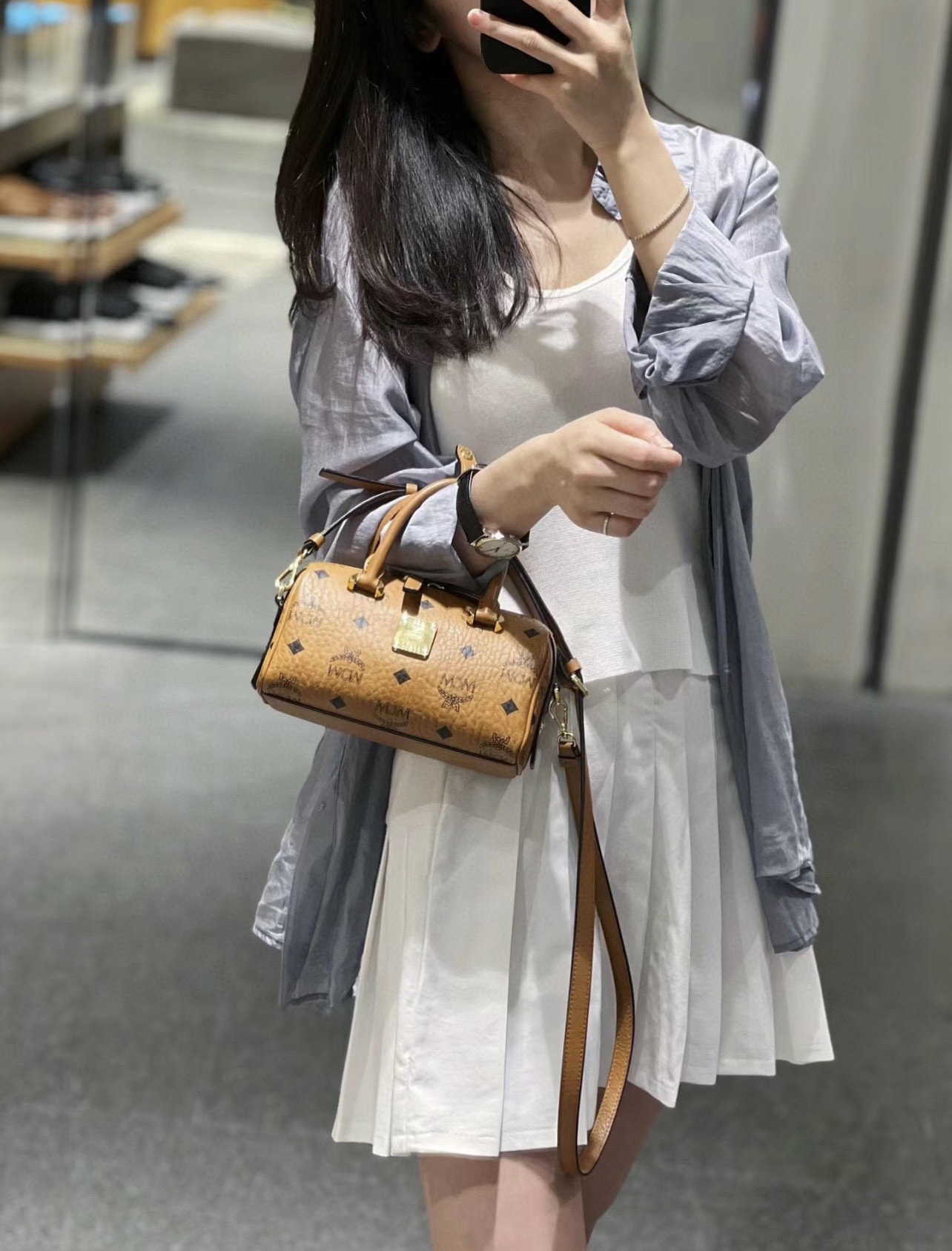 MCM波士顿枕头包💰210
轻盈小巧,在经典风格中透露着一丝清新,干净利落的线条美观,加长拉链方便开启,双层内阁,做工精细,一丝不苟。
规格:18*10*8cm
可放入iPhone max等大屏手机