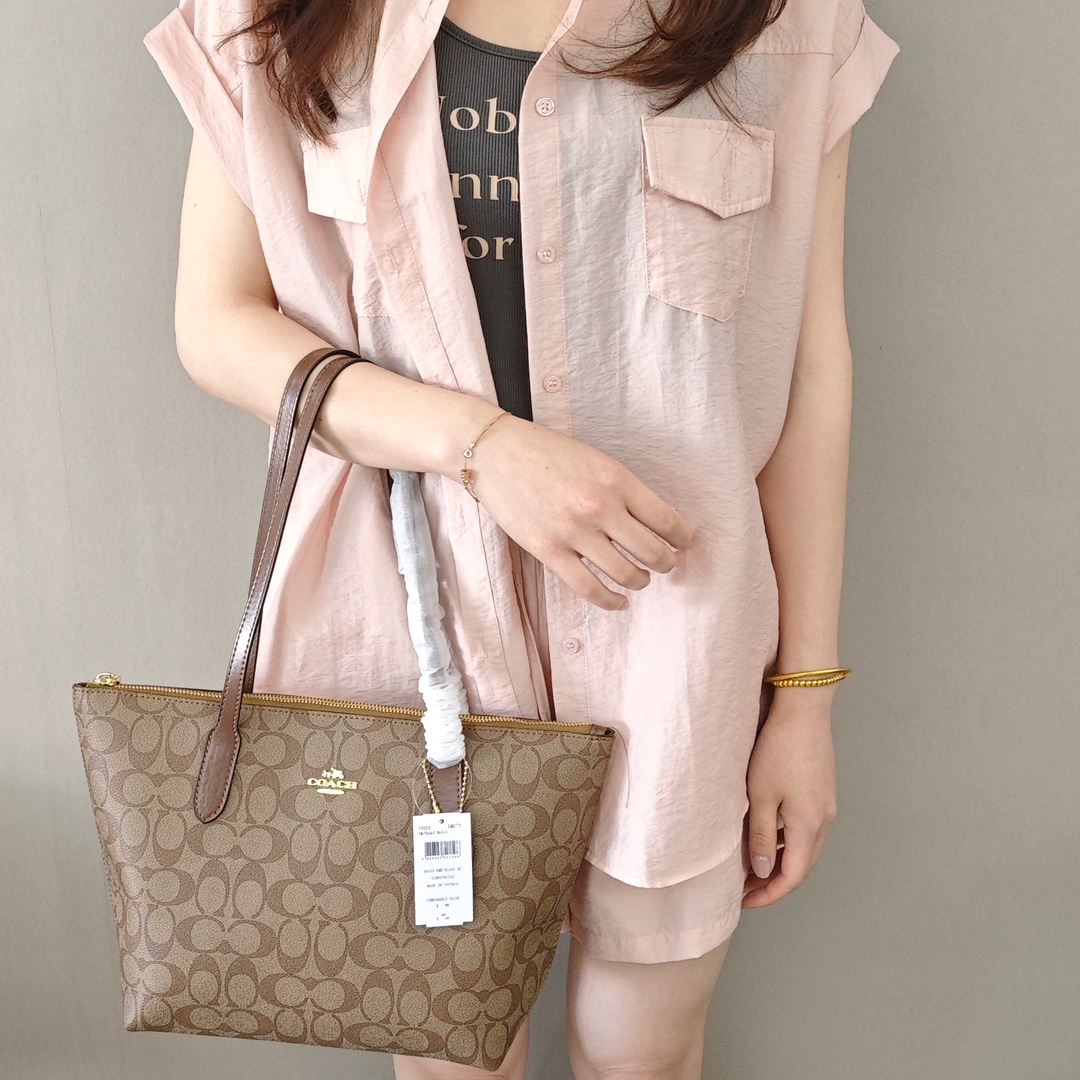 蔻驰Zip30托特包💰210 经久不衰的Tote,标志性的CC印花,内置拉链暗袋,容量特别充足,开口拉链开合不怕被盗,不分年龄,实用百搭,一年四季都可以用。 包身规格:29*24*10cm