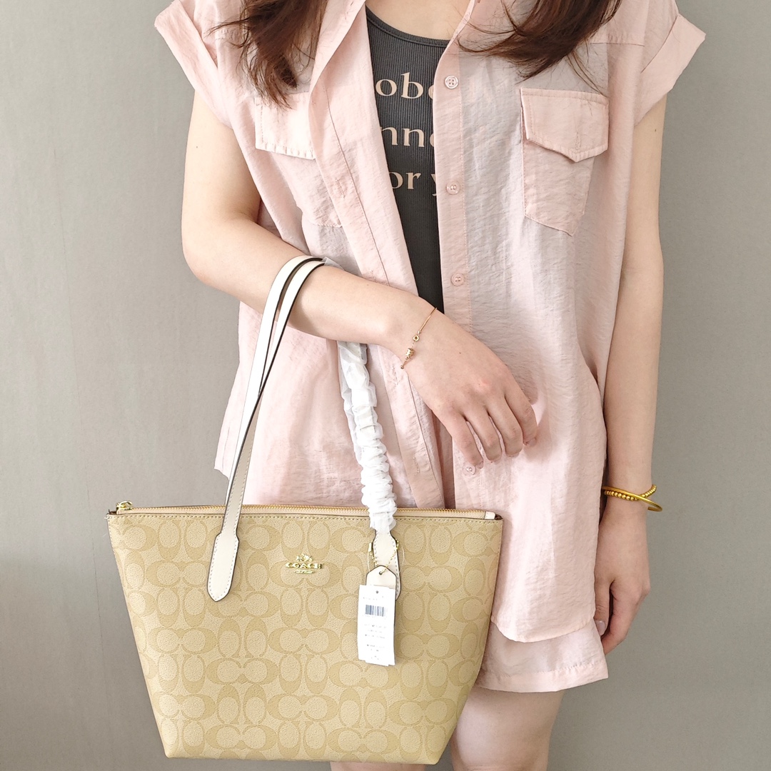 蔻驰Zip30托特包💰210 经久不衰的Tote,标志性的CC印花,内置拉链暗袋,容量特别充足,开口拉链开合不怕被盗,不分年龄,实用百搭,一年四季都可以用。 包身规格:29*24*10cm