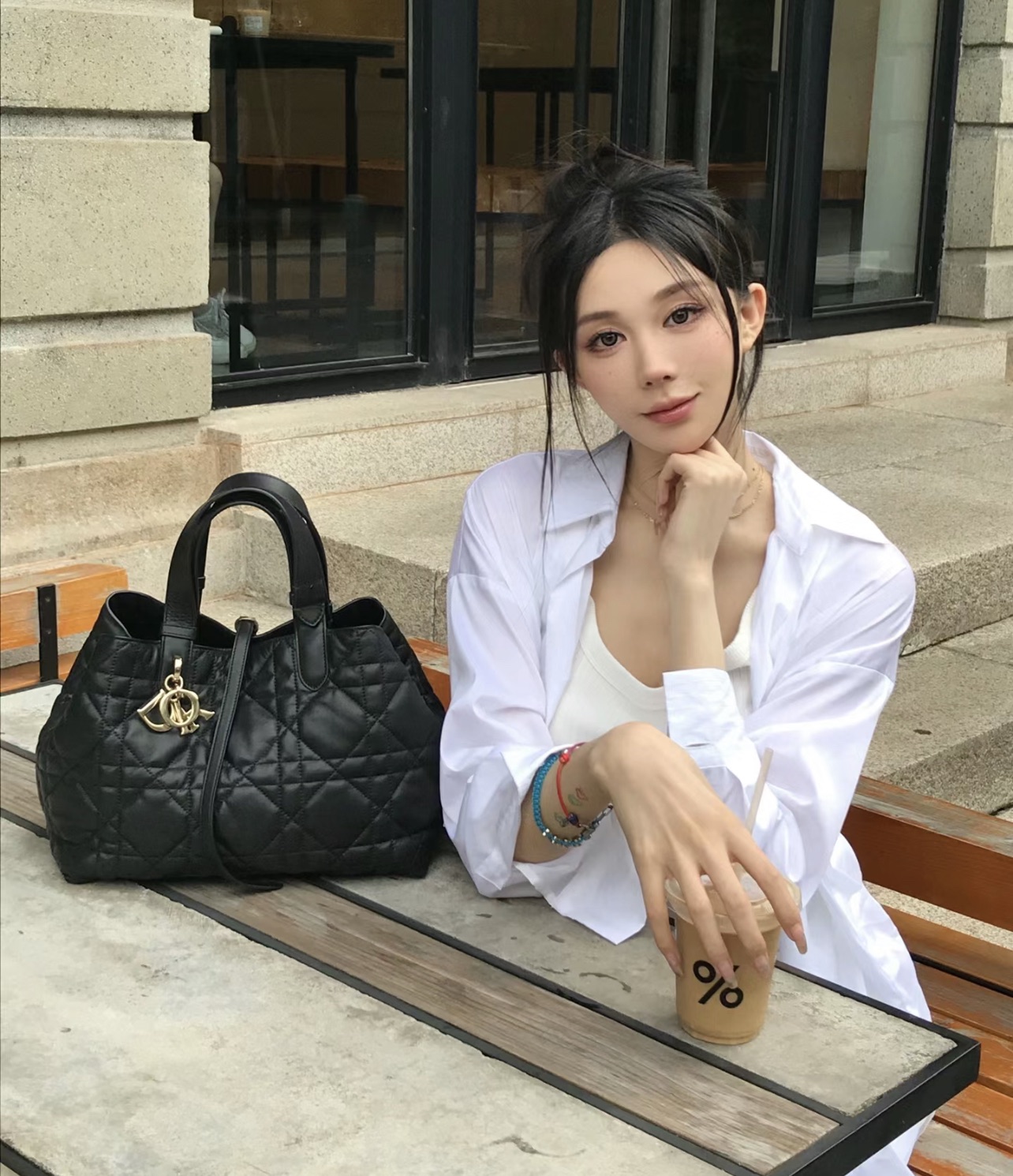 Dior Touiours托特包💰390(中号丨黄金尺寸) 超大菱格的设计,搭配经典的字母配饰,摩登时尚感十足,包身结构十分柔软,小牛皮材质高级感满满,别具一格的扣饰扣合时侧面可折叠,容量非常nice,还贴心的配有一枚内袋,方便收纳小物品哦! 规格:28.5*21*19cm