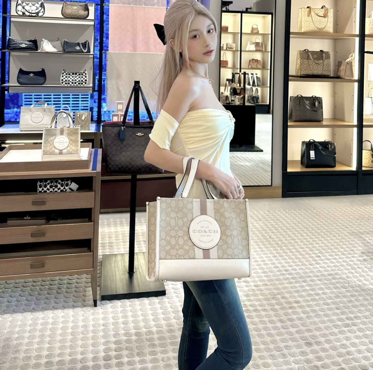 蔻驰Dempsey托特包💰260
标志性CC帆布提花，饰有Coach徽章，中性色调可以适合任何穿搭，手提同时附带的肩带可肩背或斜挎，无论日常通勤还是度假出游都能轻松搭配。 
规格：30*23*15.5cm