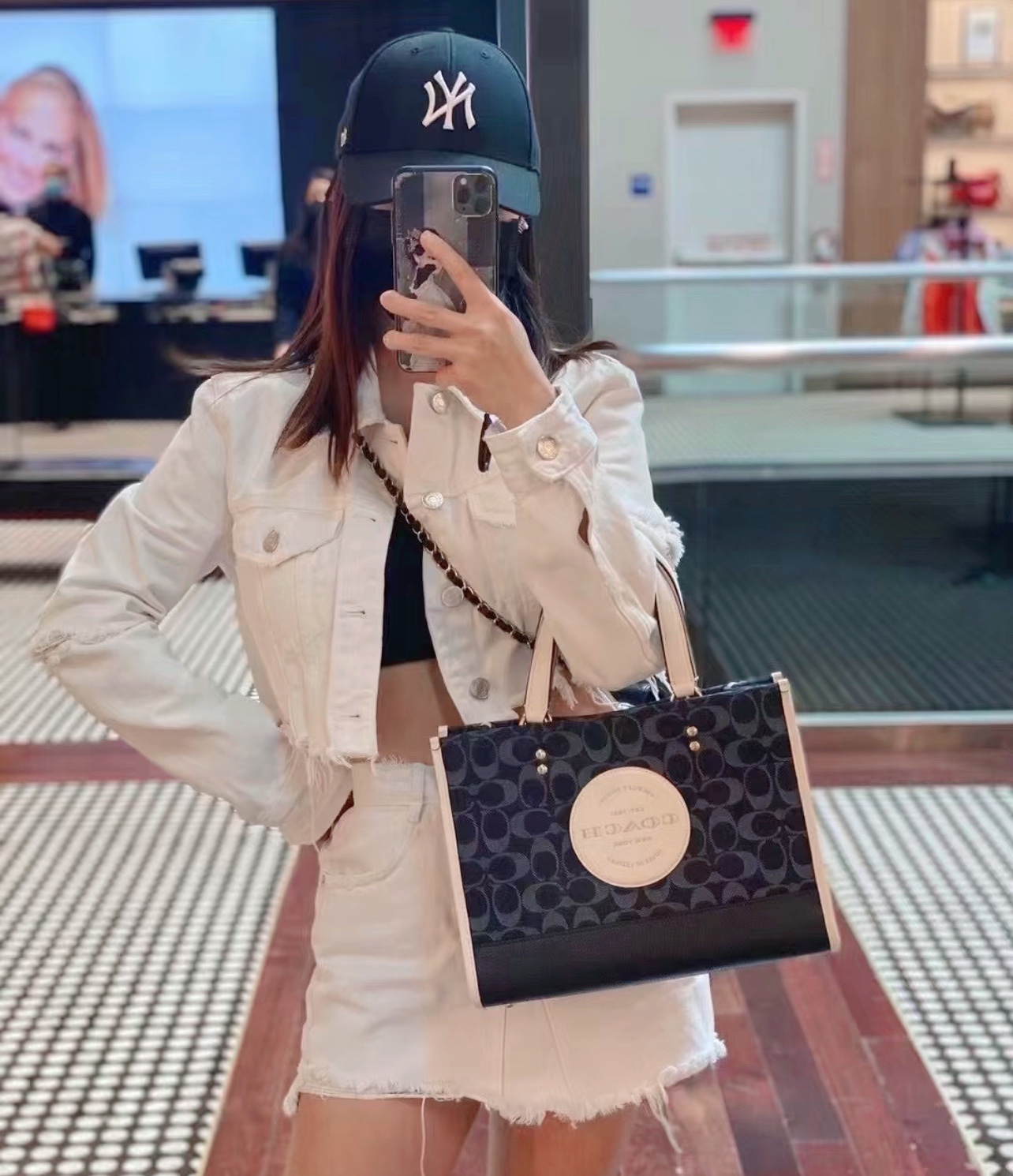 蔻驰Dempsey托特包💰260
标志性CC帆布提花，饰有Coach徽章，中性色调可以适合任何穿搭，手提同时附带的肩带可肩背或斜挎，无论日常通勤还是度假出游都能轻松搭配。 
规格：30*23*15.5cm