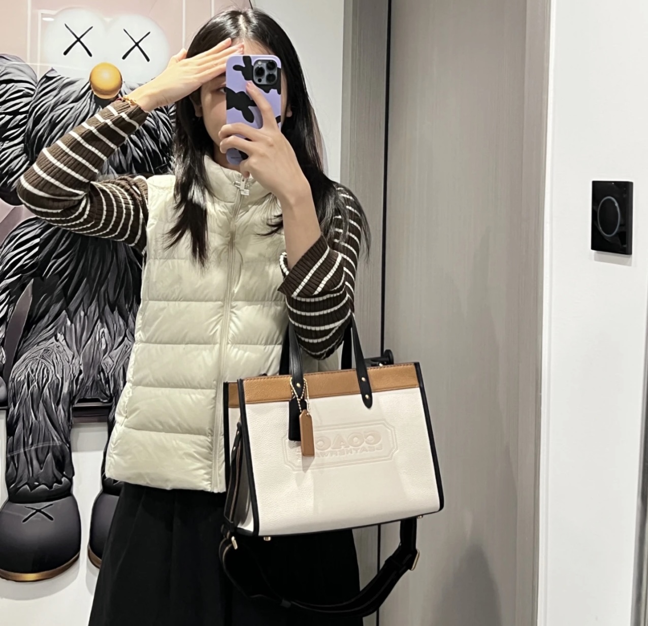 蔻驰Dempsey托特包💰260 全局采用精致牛皮革,饰有Coach徽章,中性色调可以适合任何穿搭,手提同时附带的轻盈编织肩带可供肩背或斜挎,无论日常通勤还是度假出游都能轻松搭配。 规格:30*23*15.5cm