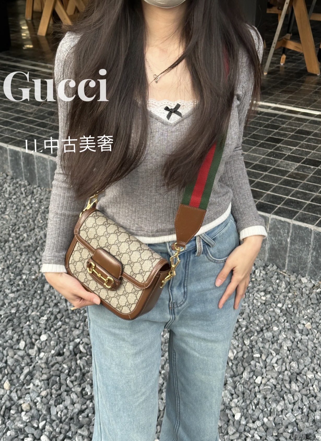 Gucci 1955mini马鞍包💰300（两条肩带） 标志性的金属马衔扣，搭配经典双G图案，把复古时髦感拿捏的恰到好处，迷你款还配了两条不同风格的可拆卸肩带，调节背带长度，自由切换不同背法，一包多用，实用性很高，容量足够日常所需。 尺寸：20*15*5.5cm