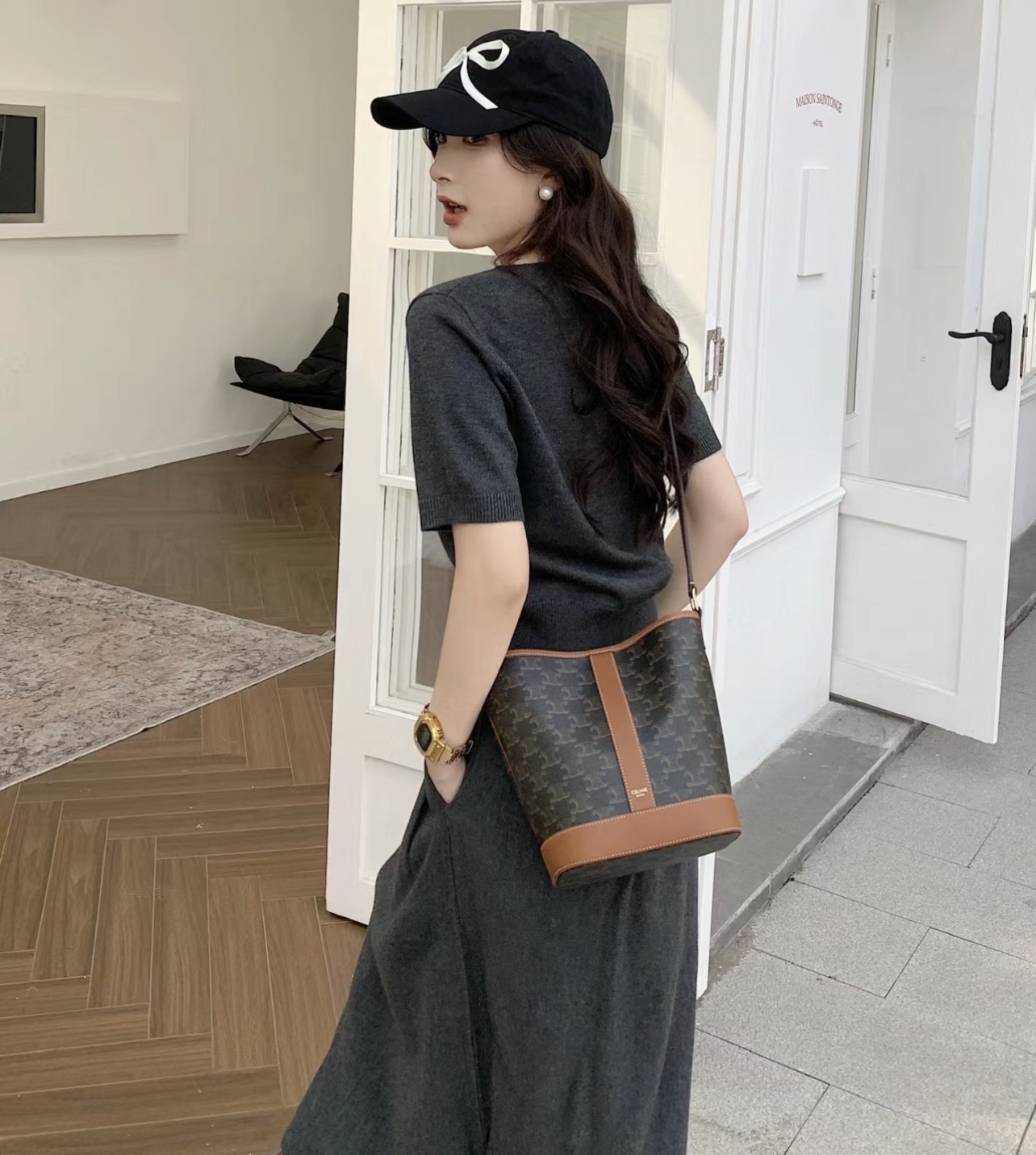 Celine赛琳水桶包💰260 万年经典凯旋门水桶包,日常通勤必入,复古风满满,包身图案由经典的凯旋门扣为设计主题,搭配棕色牛皮,容量大自重轻 单肩斜挎均可。 规格:26*22*13cm(附送丝巾)