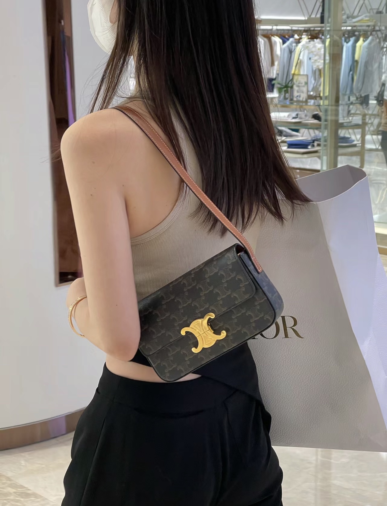 Celine赛琳凯旋门腋下包💰220 这款高颜值的TRIOMPHE系列老花凯旋门,简直太深入人心了,标志性的凯旋门五金搭配小巧的精致的造型,不仅百搭,而且颜值非常可,肩带可调节,容量也非常可。 规格:20*10*4cm(附送丝巾)