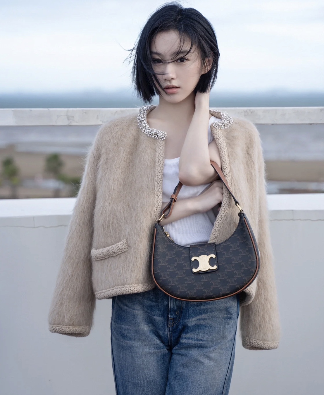 Celine赛琳Ava腋下包💰220 全新ava腋下包采用精致优雅的新月廓形,标新立异的大logo吸磁翻盖,容量满足日常需求,出门带上它拍拍拍,特别有格调。 规格:24*17*9cm(附送丝巾)