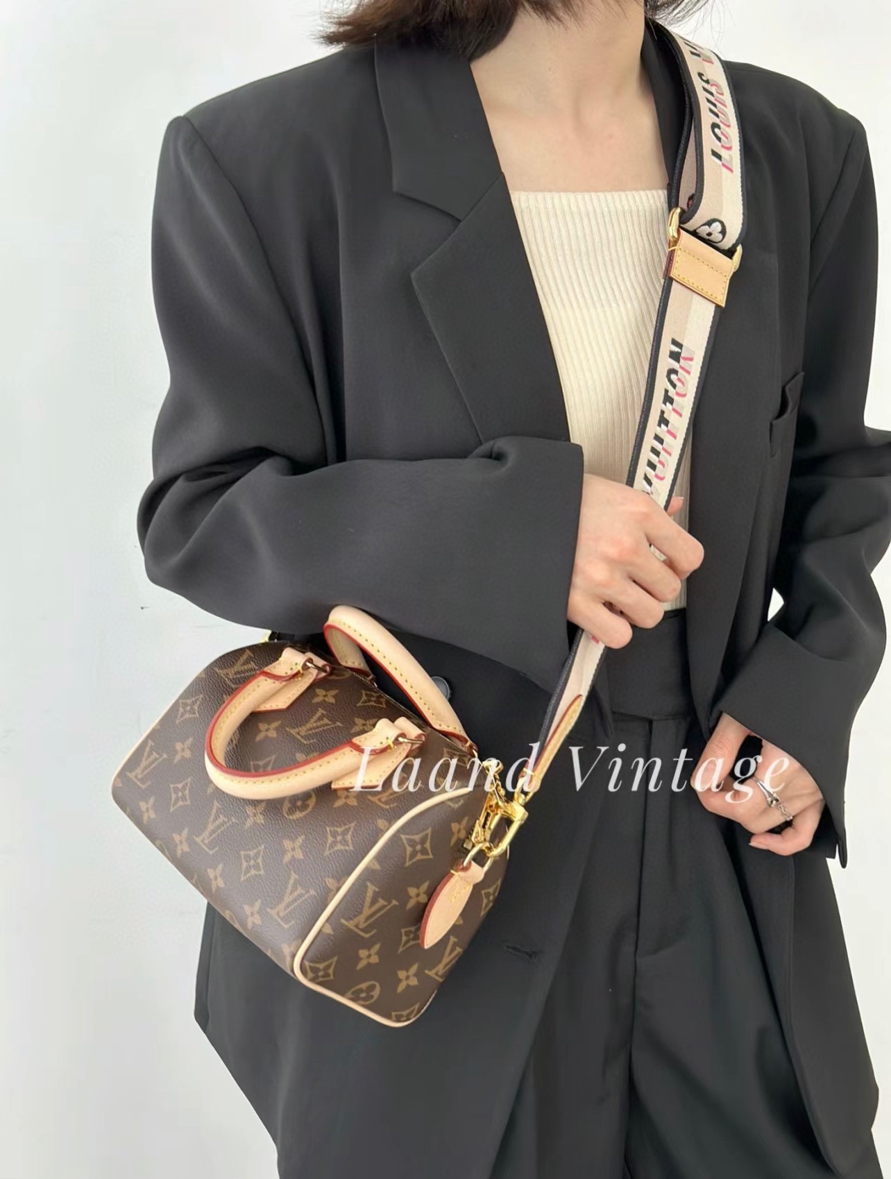 Lv Speedy20枕头包 以标志性Damier Ebène帆布制成的,手袋尽显经典的路易威登迷人魅力,该包无论手提肩背或斜背,都令使用者流露无尽优雅,新颖彩色肩背带更是时尚潮流,新版肩带可拆卸可调节. 尺寸: 20*13*12cm