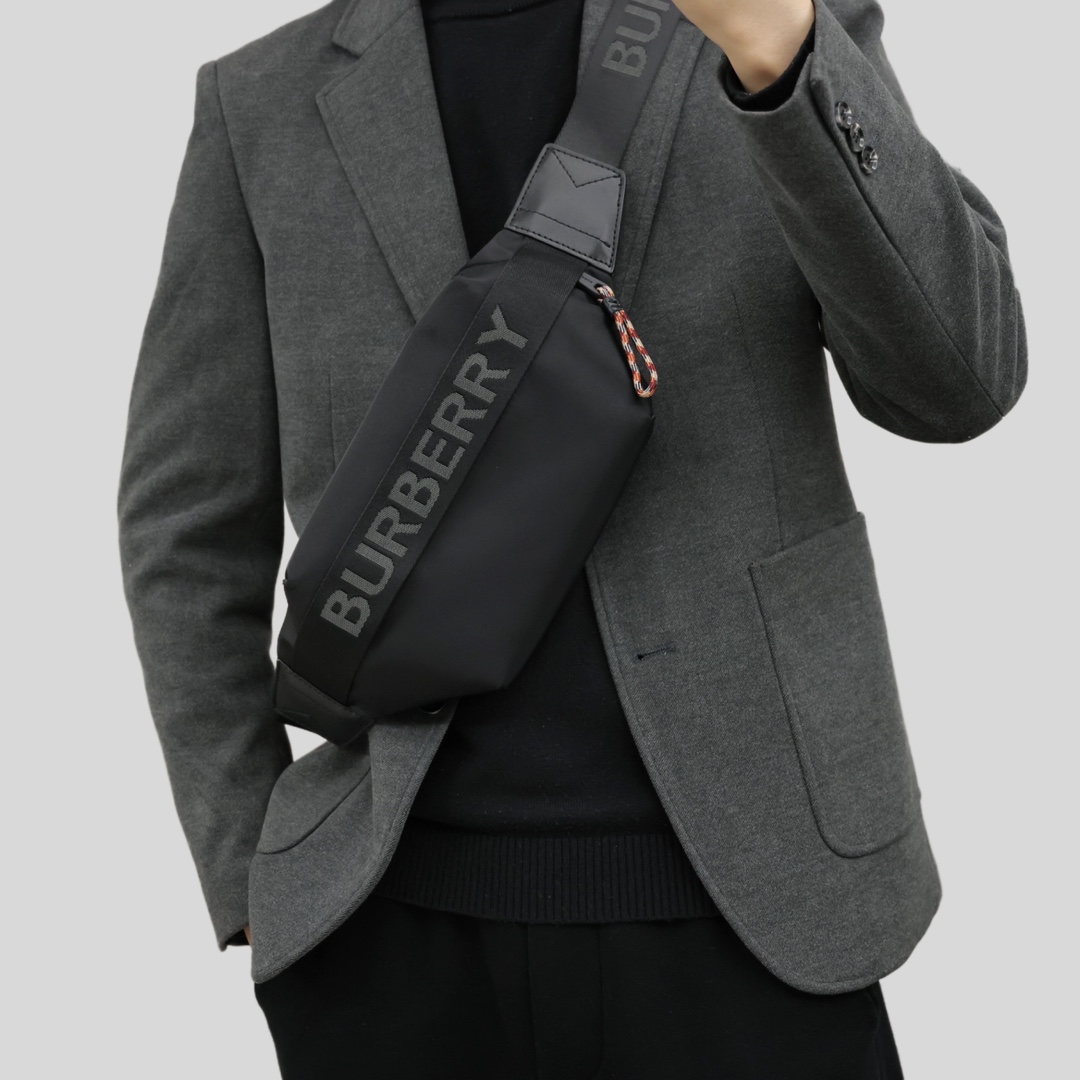 巴宝莉腰包/胸包💰190 选用尼龙材质打造,装饰提花精品牌微标,搭配精美皮革边饰,可用背带斜挎或系于腰部。 规格:31*16*7.5cm